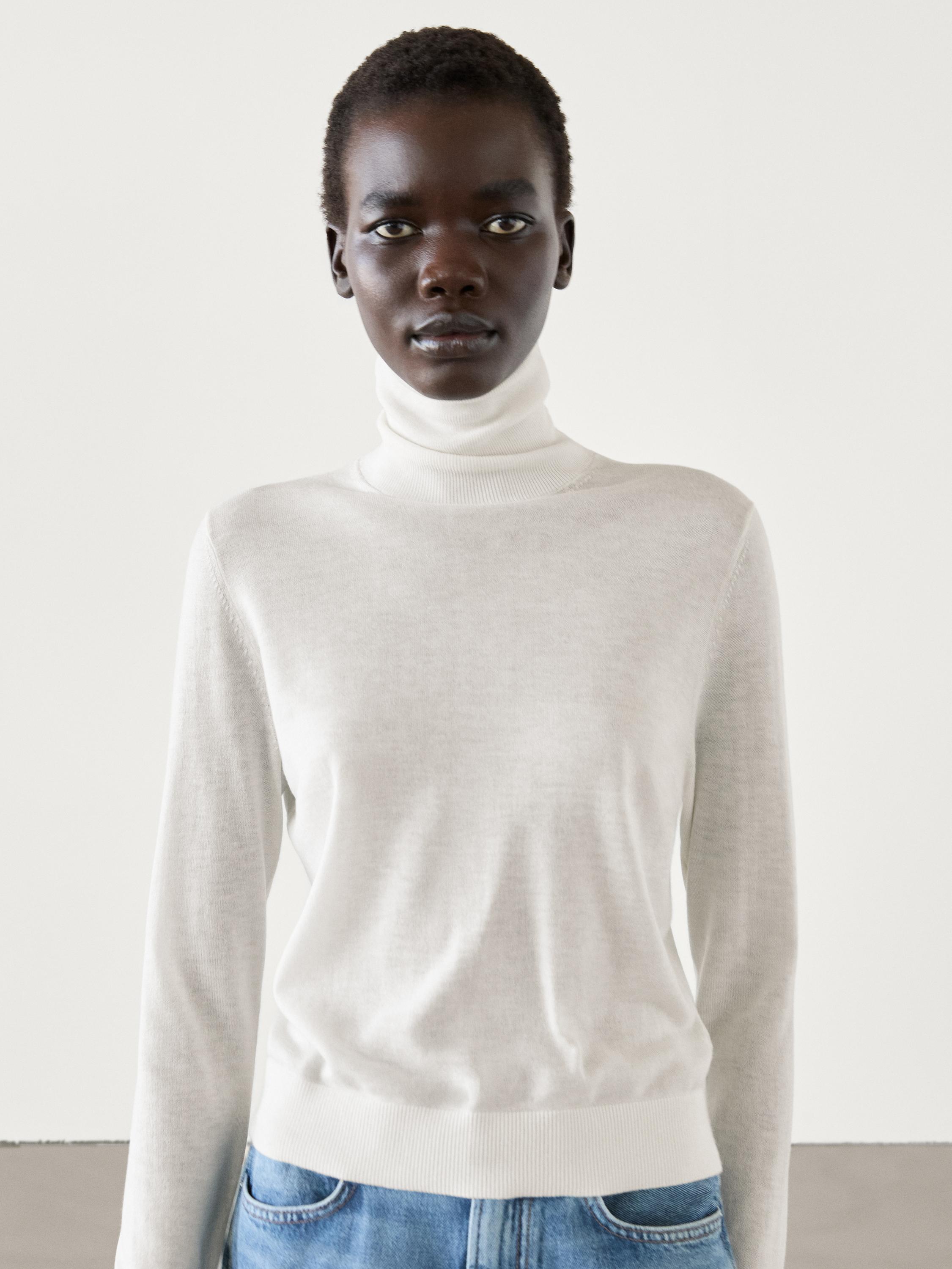 سترة محاكة بياقة عالية