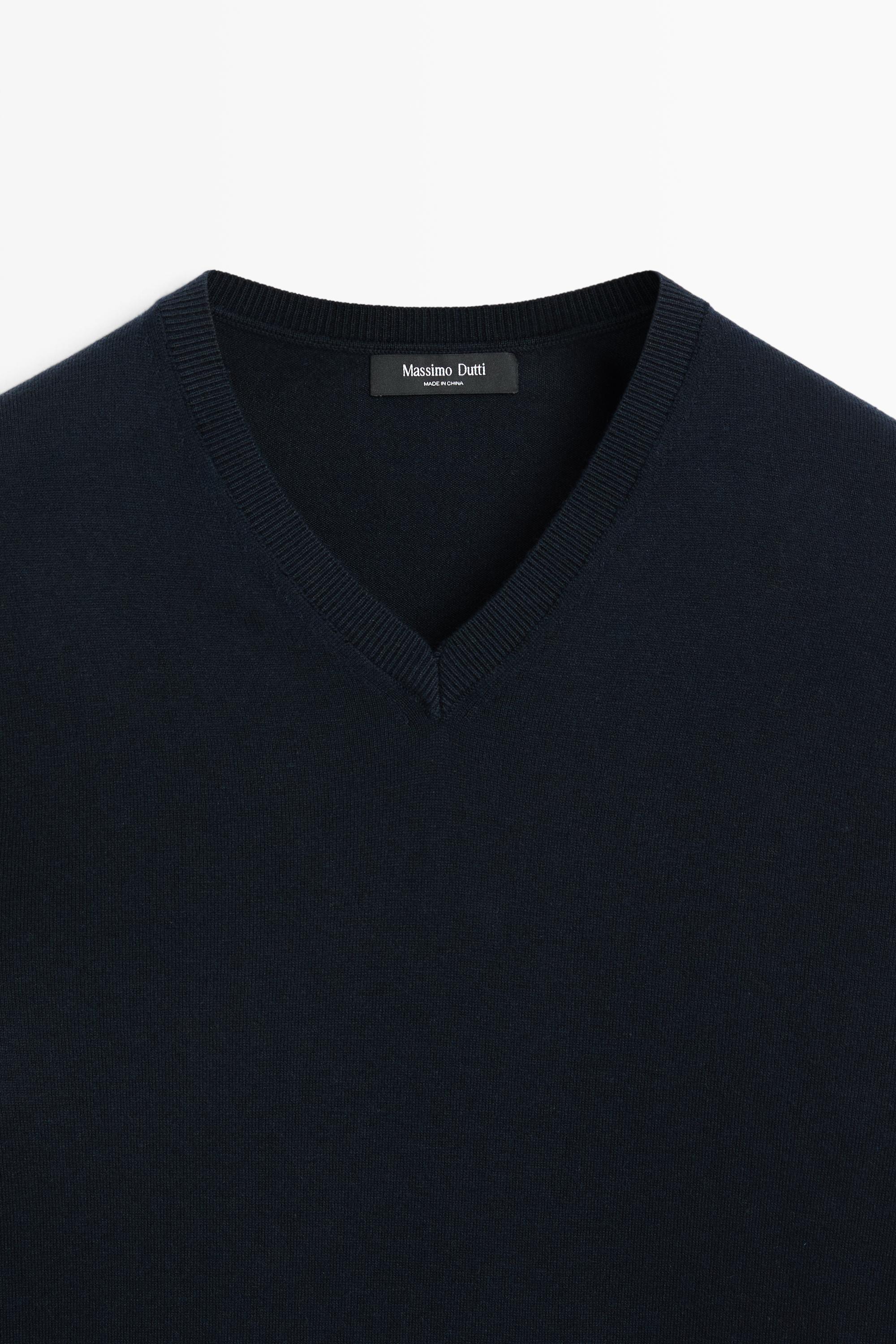 V-neck knit sweater — NAVY BLUE