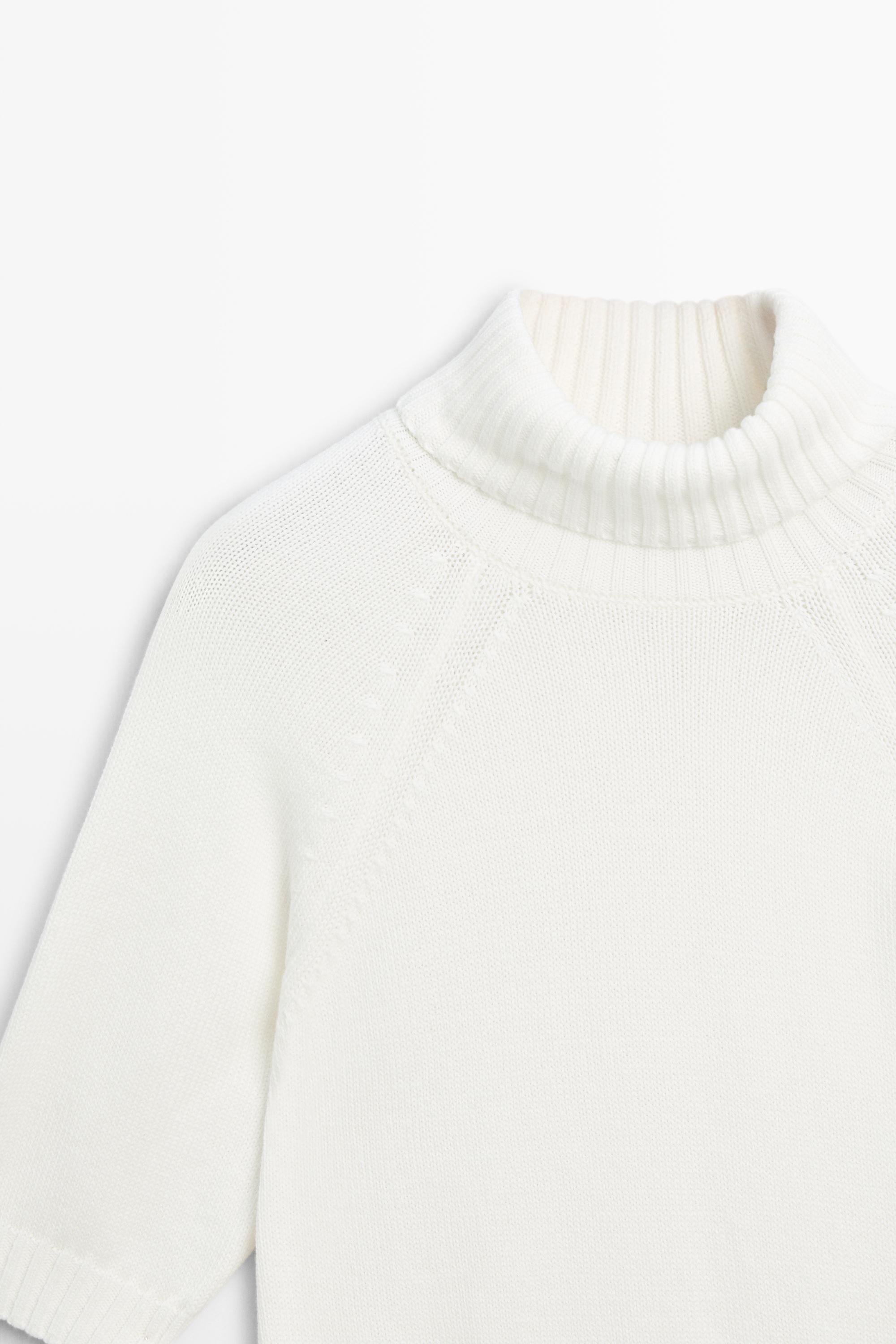 Turtleneck knit sweater — WHITE