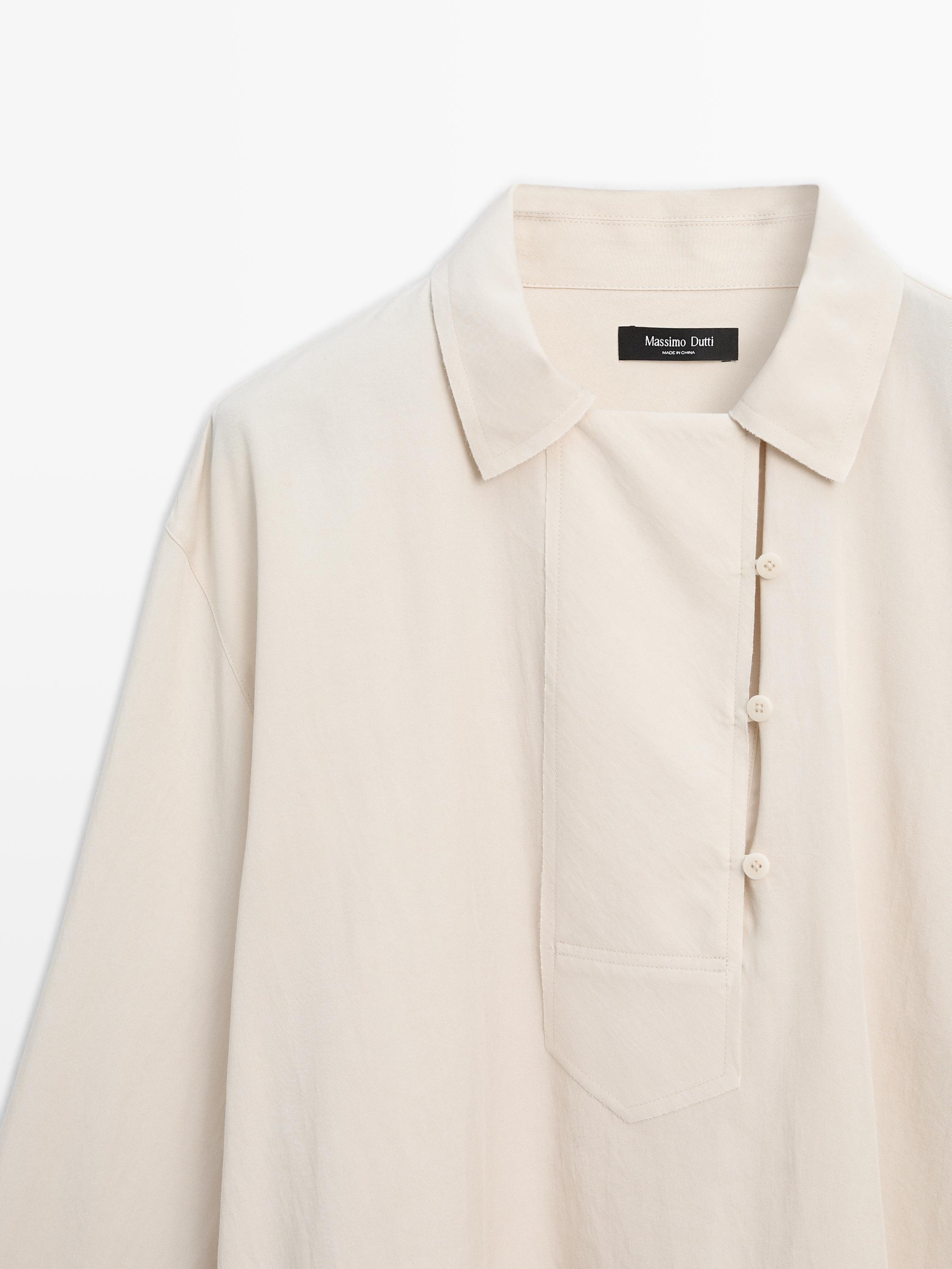Blusa fluida com pormenor de abotoadura