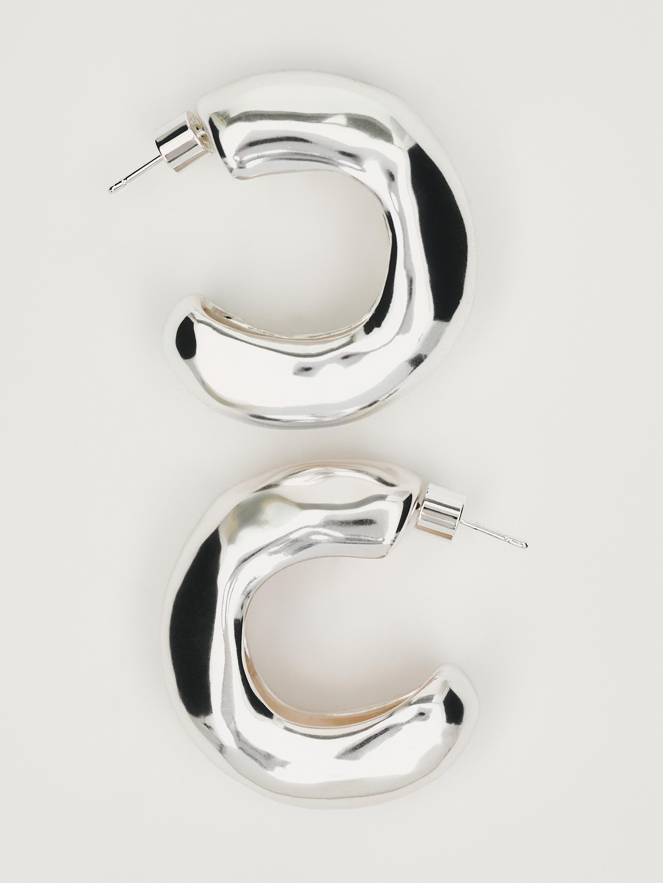 أقراط حلقية منحنية بارزة الملمس