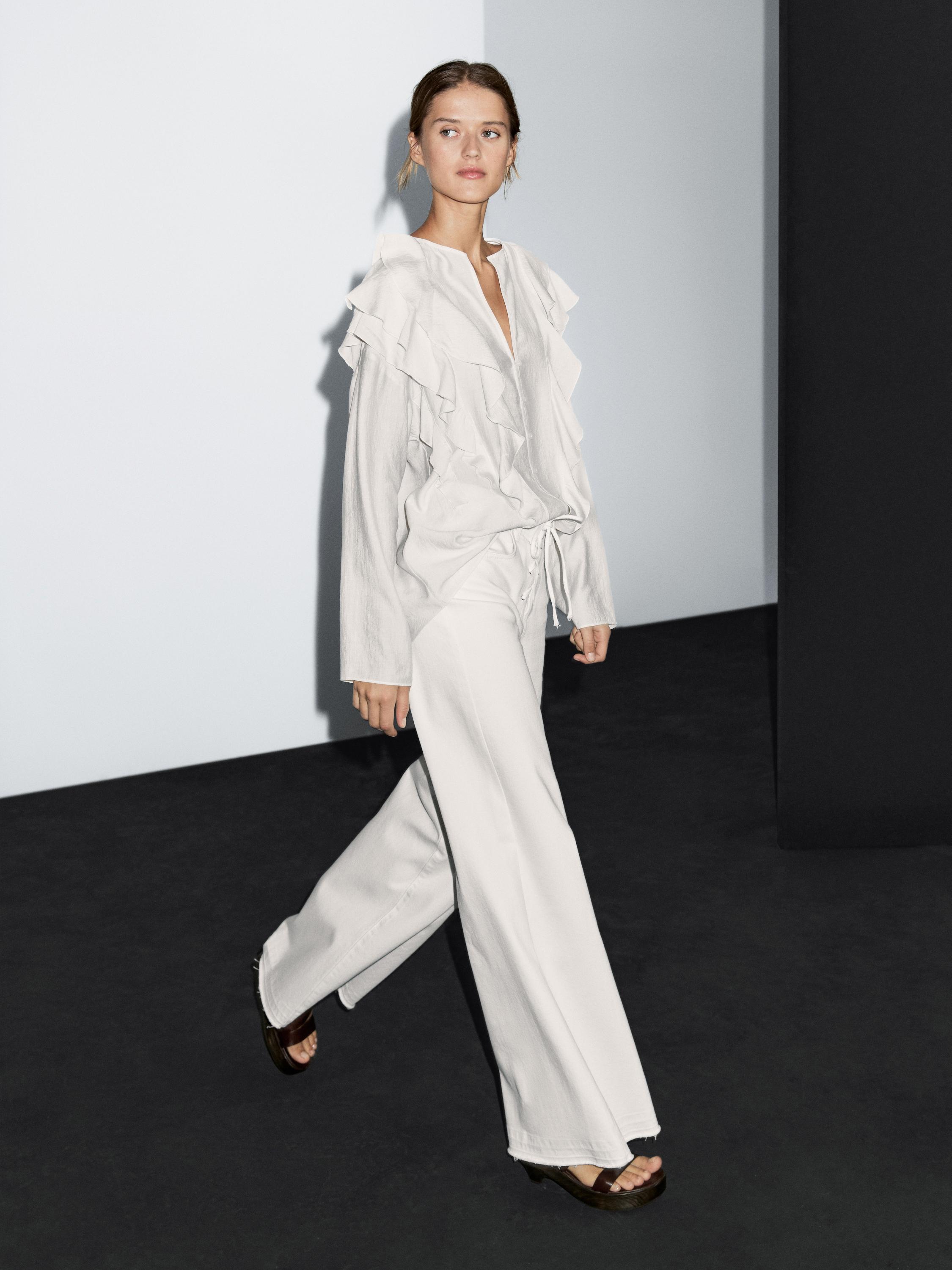 Brīvi krītoša blūze ar volāniem