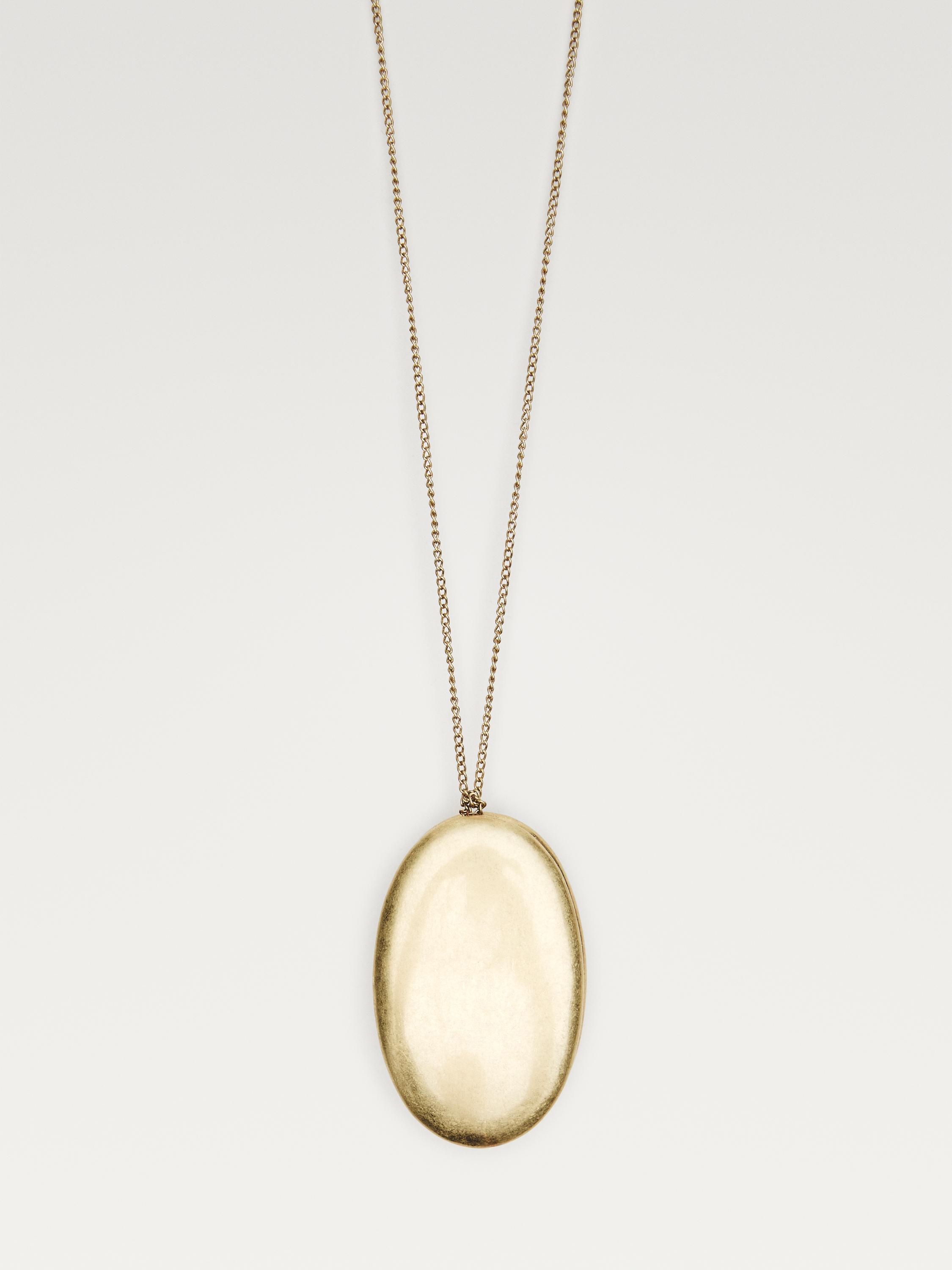 Collar dorado con colgante ovalado grande.