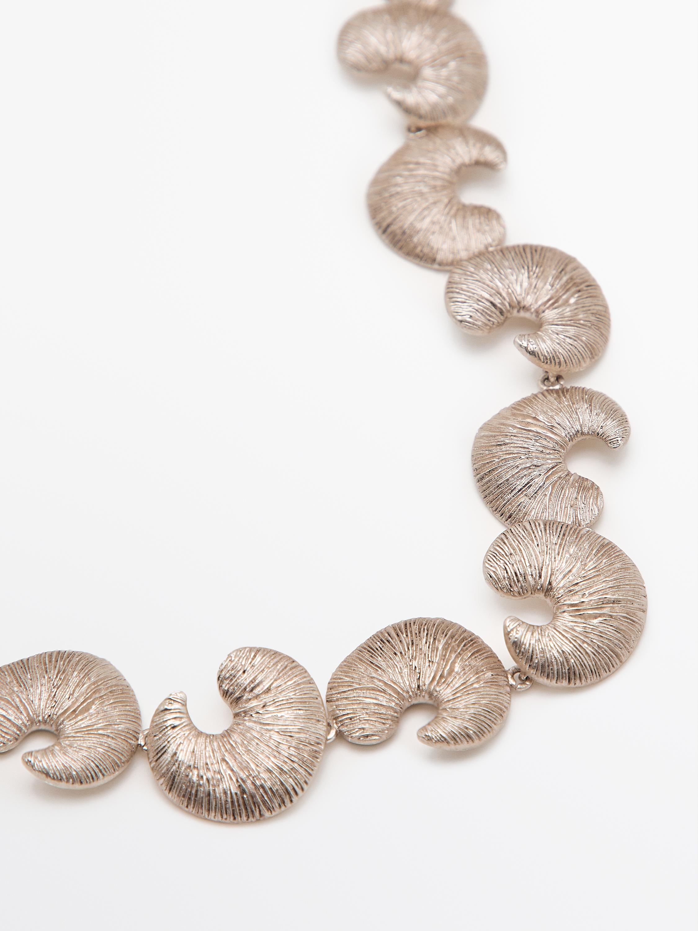 Seashell choker