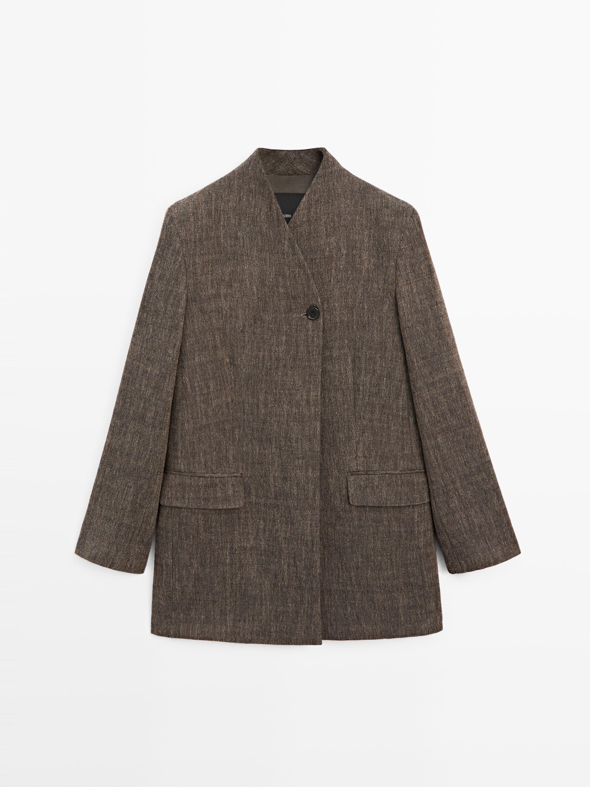 Преден поглед на кафеав шарен капут со висока јака, закопчување со едно копче и предни џебови со капаче.