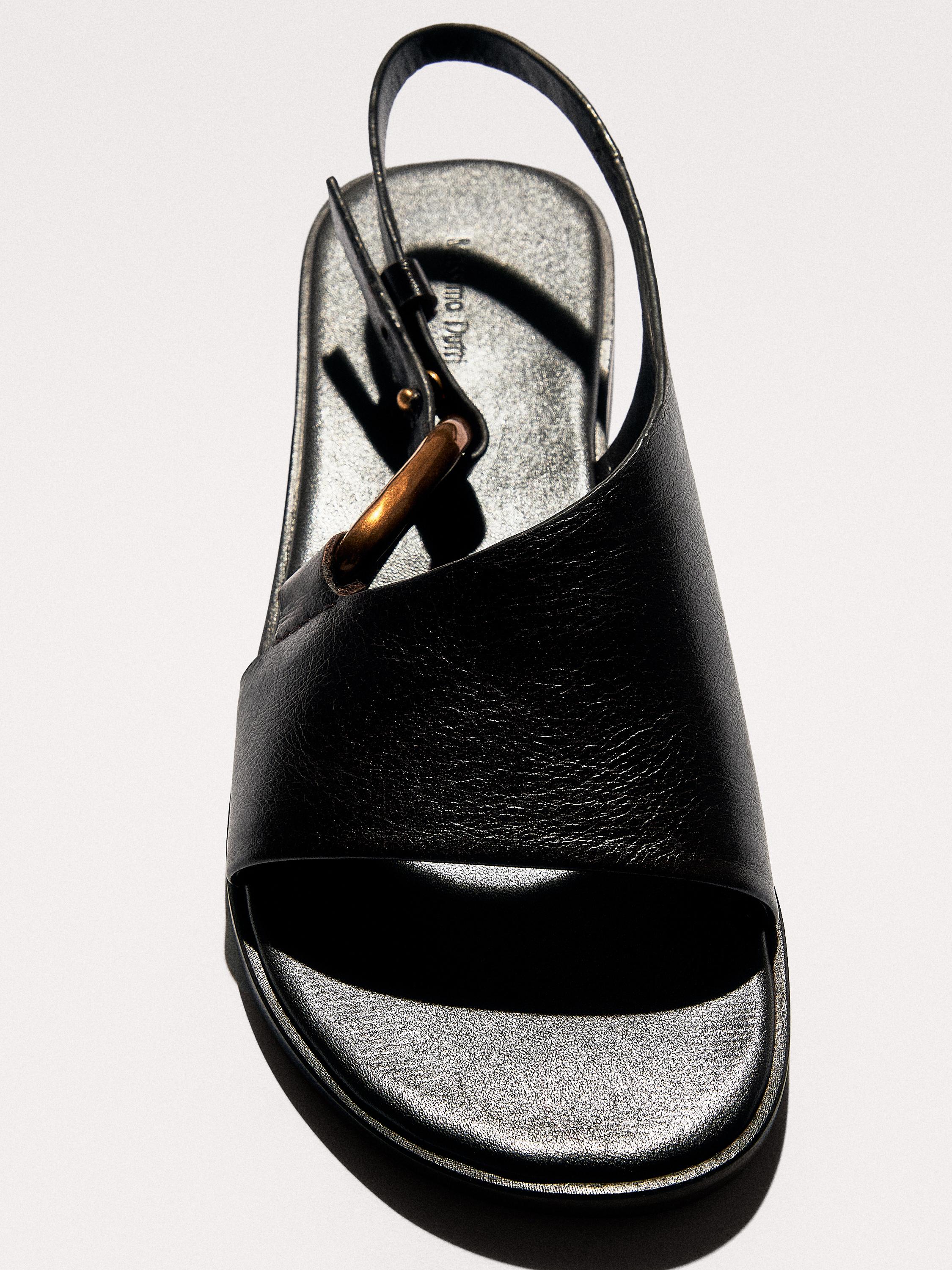 Leather sandals with ring detail