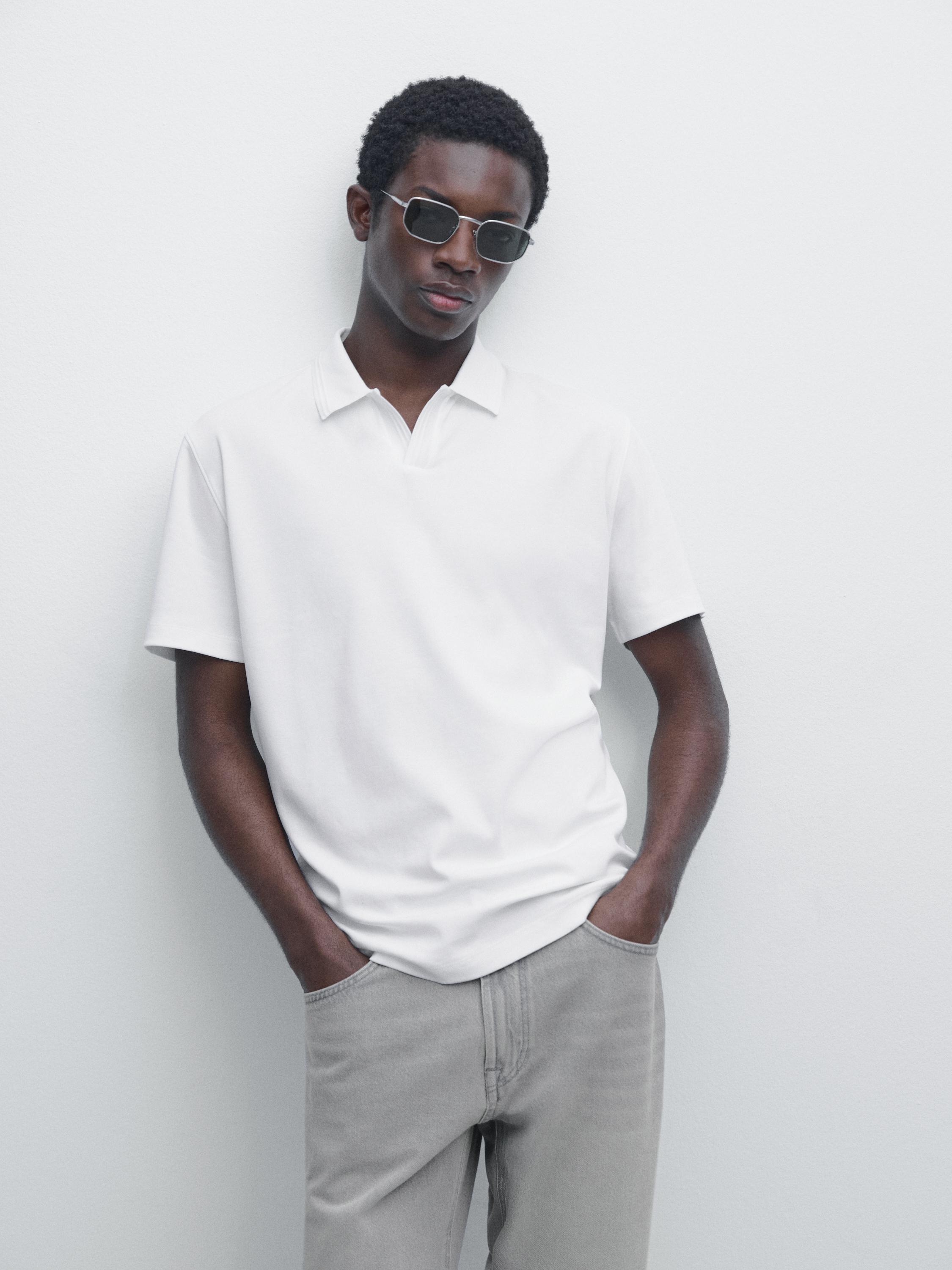 Ensemble polo écru à manches courtes et pantalon gris clair avec poches latérales.