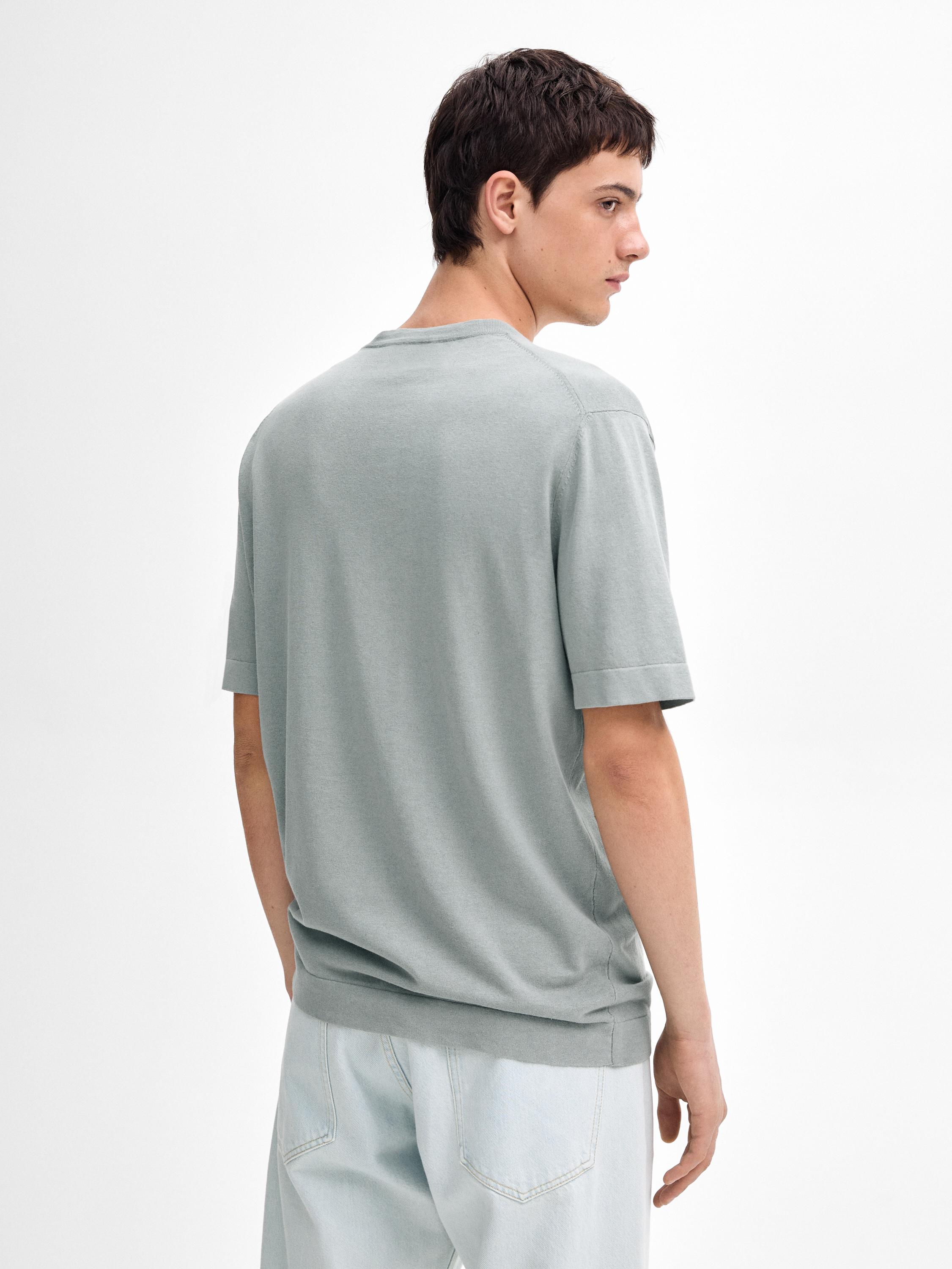 تيشرت محاك بياقة دائرية وأكمام قصيرة