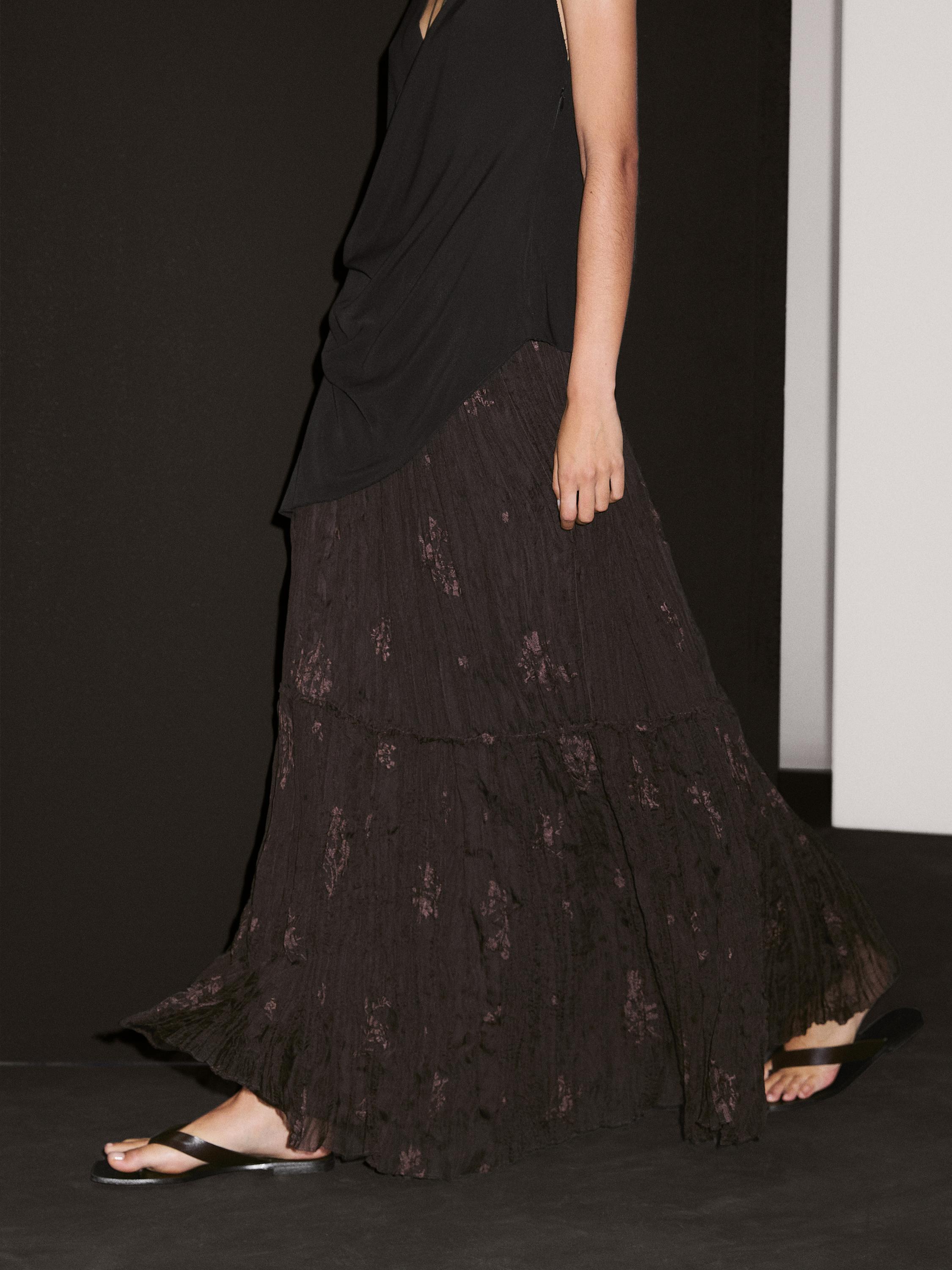 Gonna lunga plissettata con dettaglio ricamato