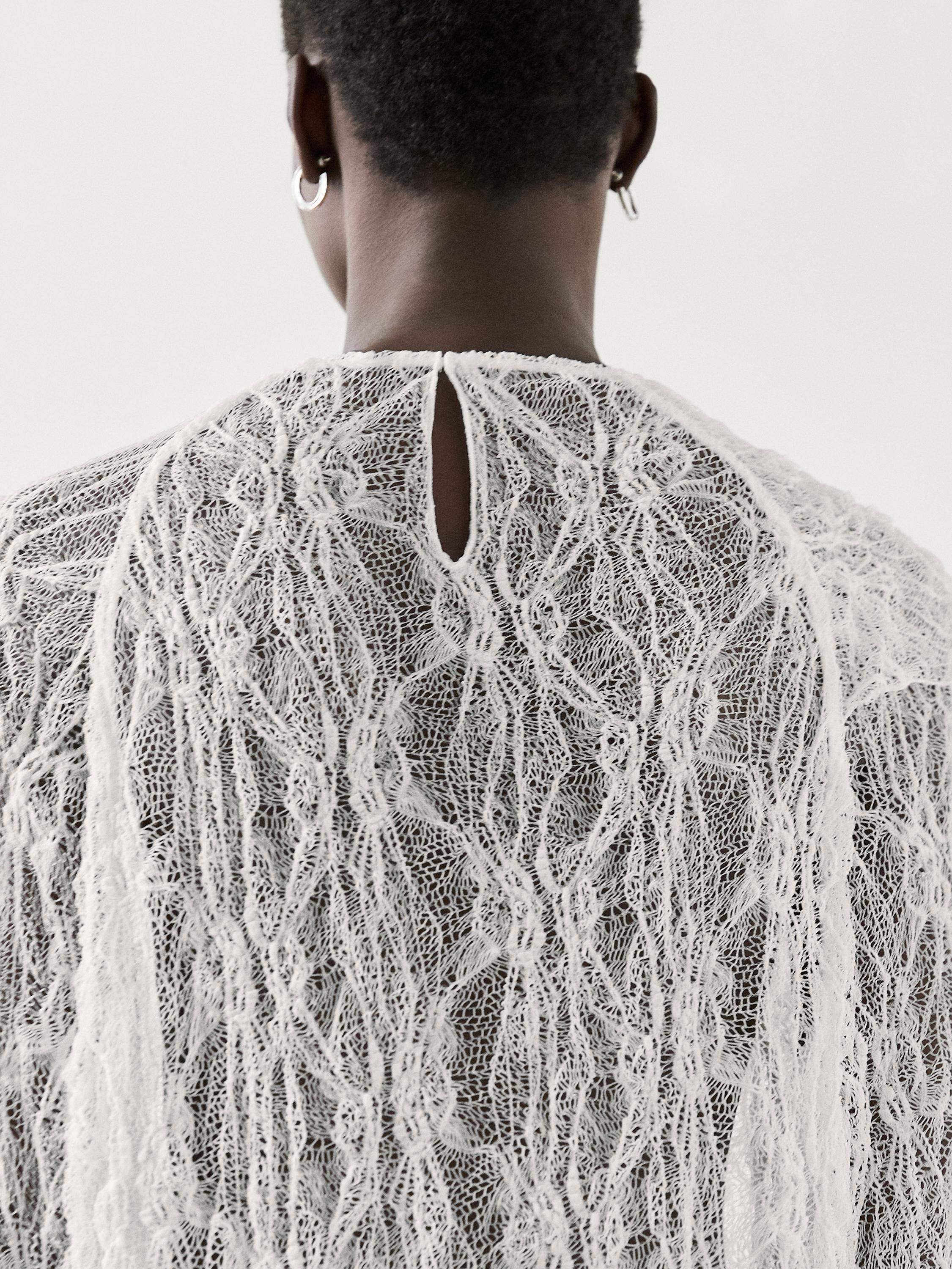 Blouse en dentelle et en maille ajourée