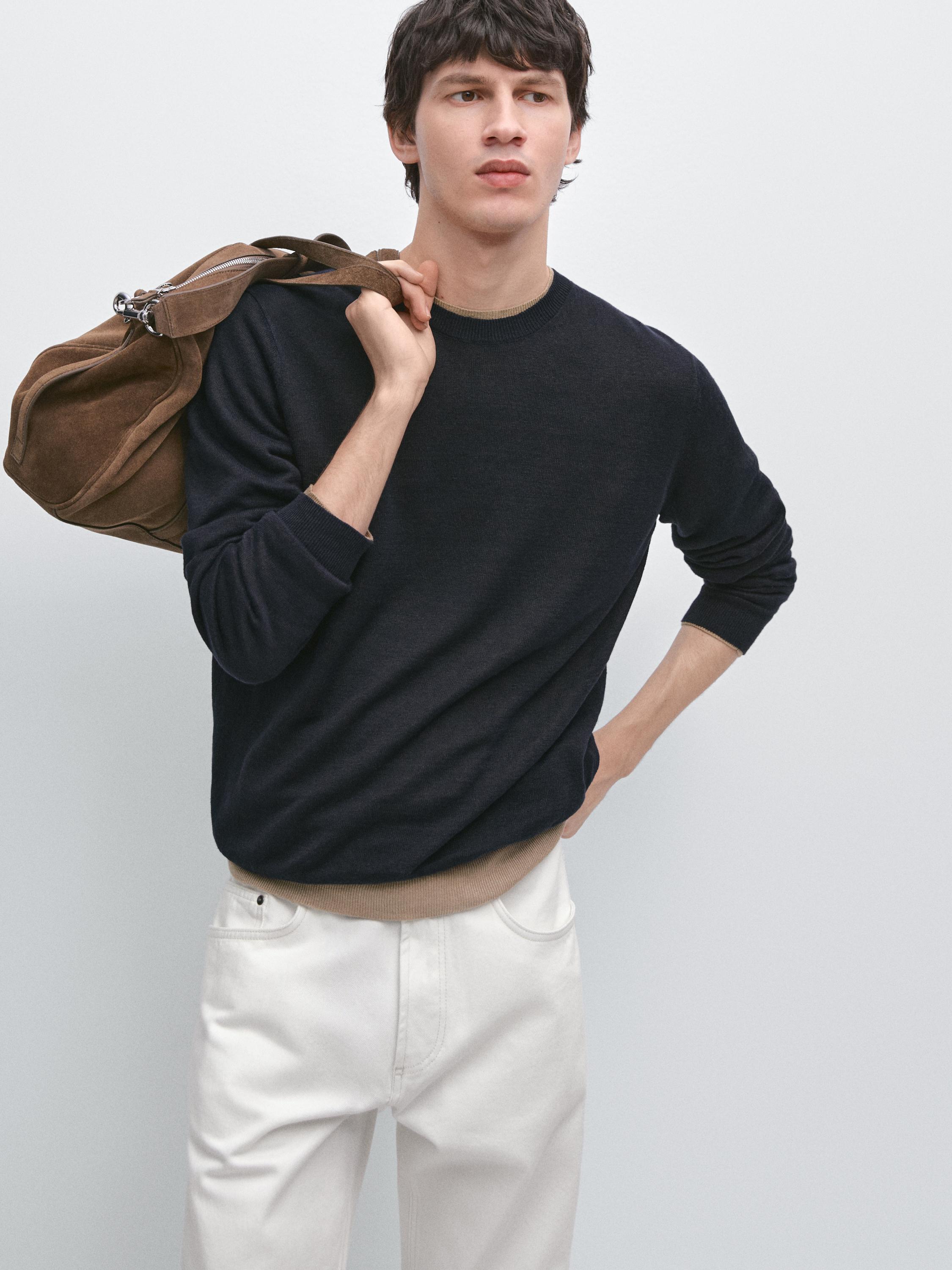 Marineblaues Rundhals-Sweatshirt-Set und weiße Hose mit Vordertaschen.