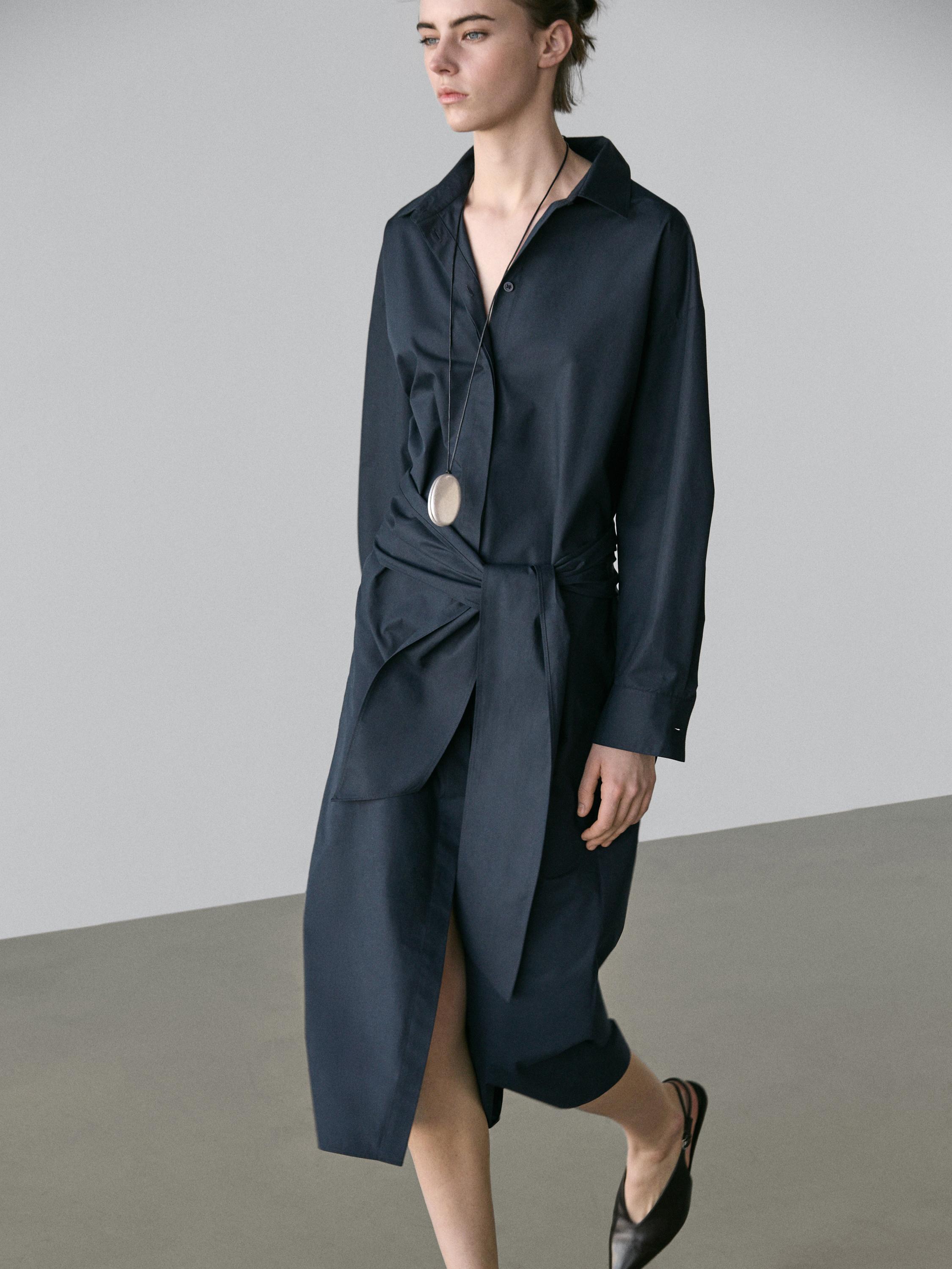 허리 스카프 디테일과 앞트임이 있는 긴 파란색 셔츠 드레스 세트.