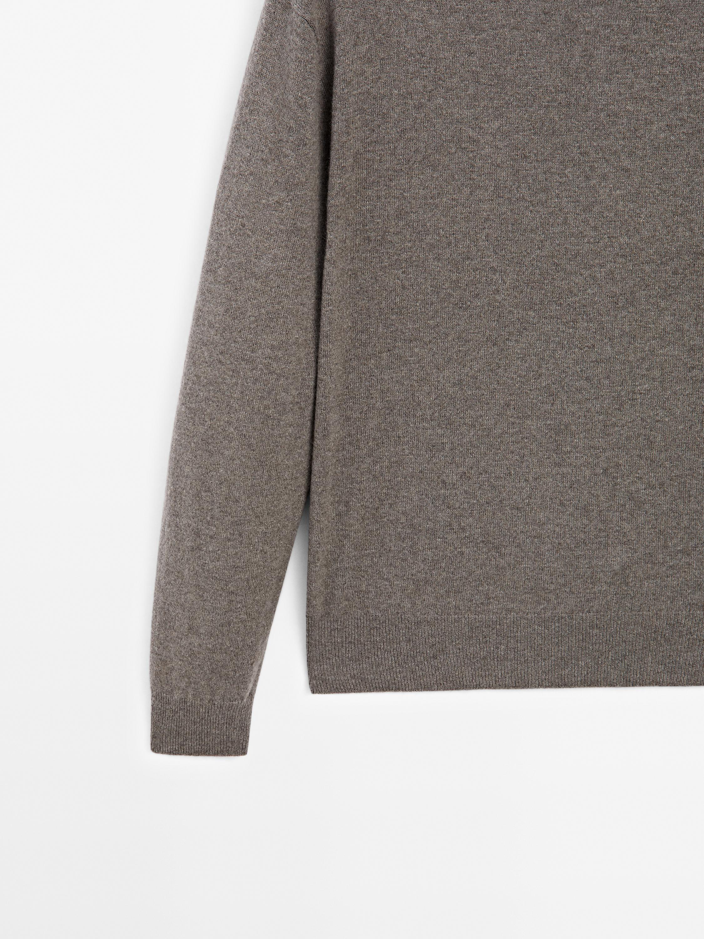 Cashmere knit sweater with a crew neck