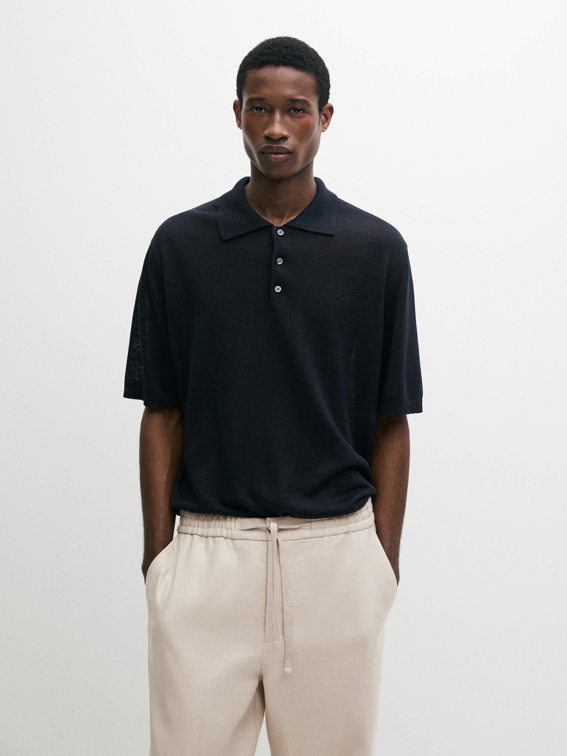 Ensemble polo bleu marine boutonné et pantalon beige avec taille élastique et cordon de serrage.