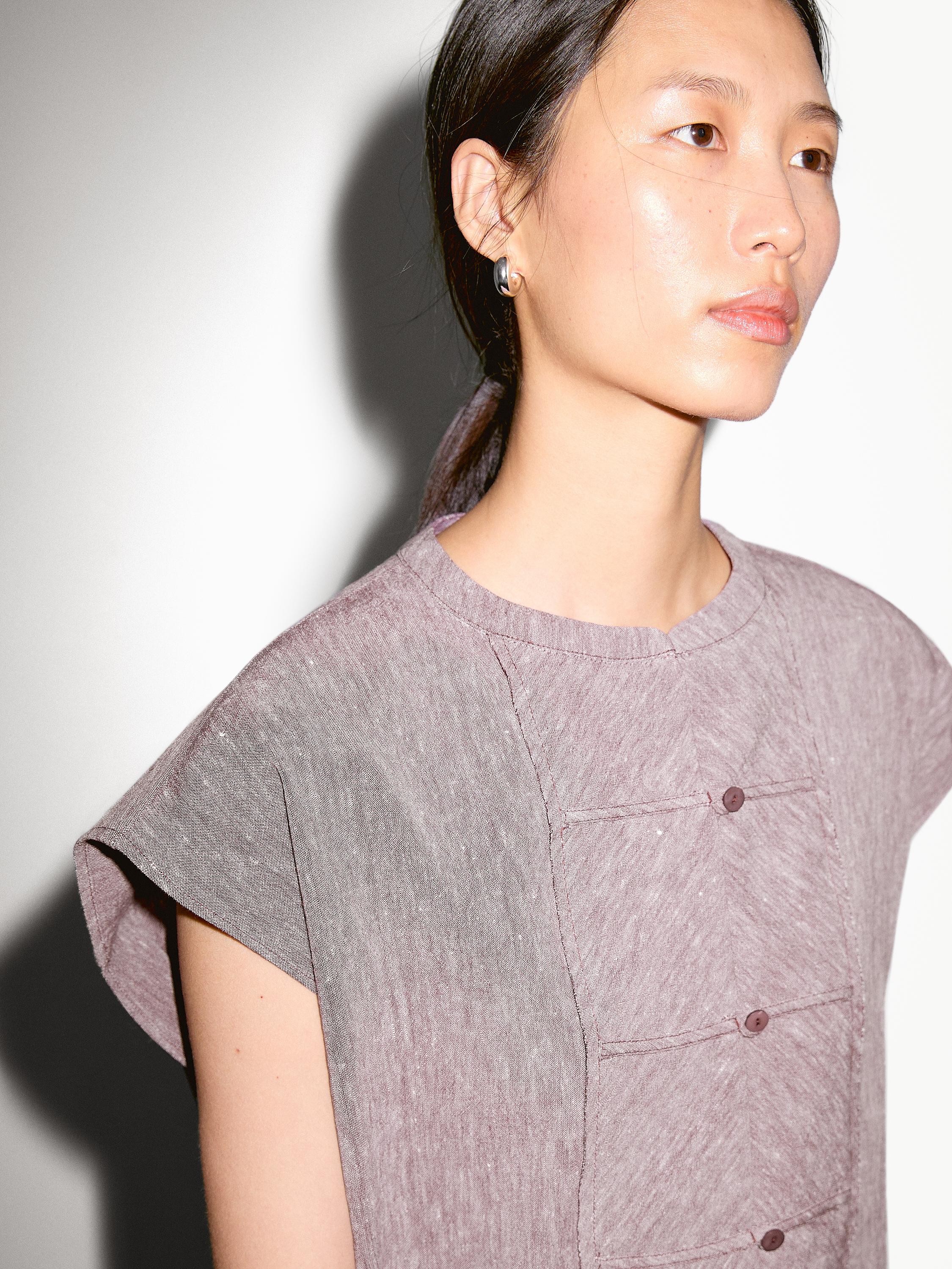 Blusa fluida com pormenor no peitilho