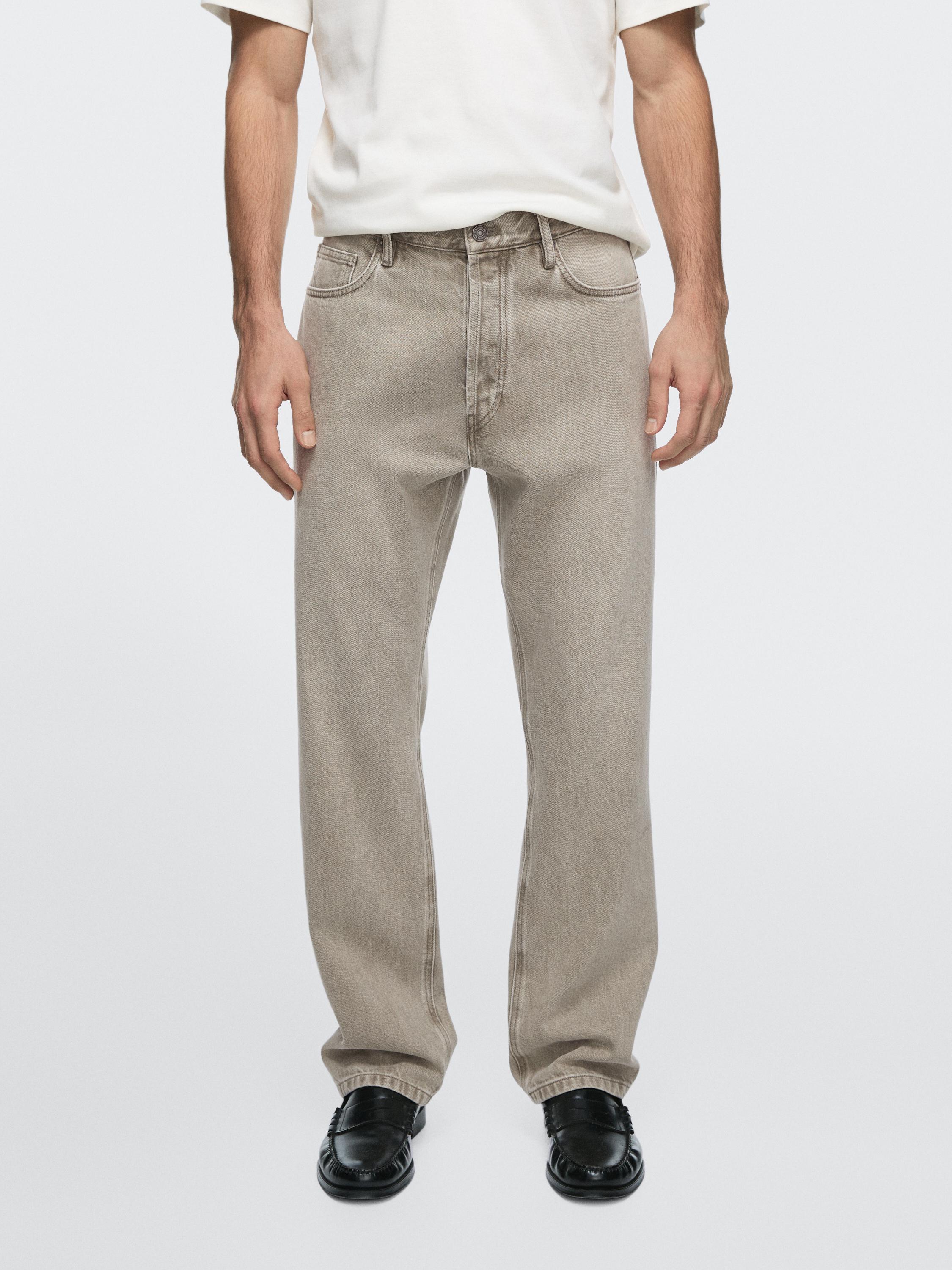 Set grijsgroene straight fit jeans met zichtbare voor- en achterzakken.