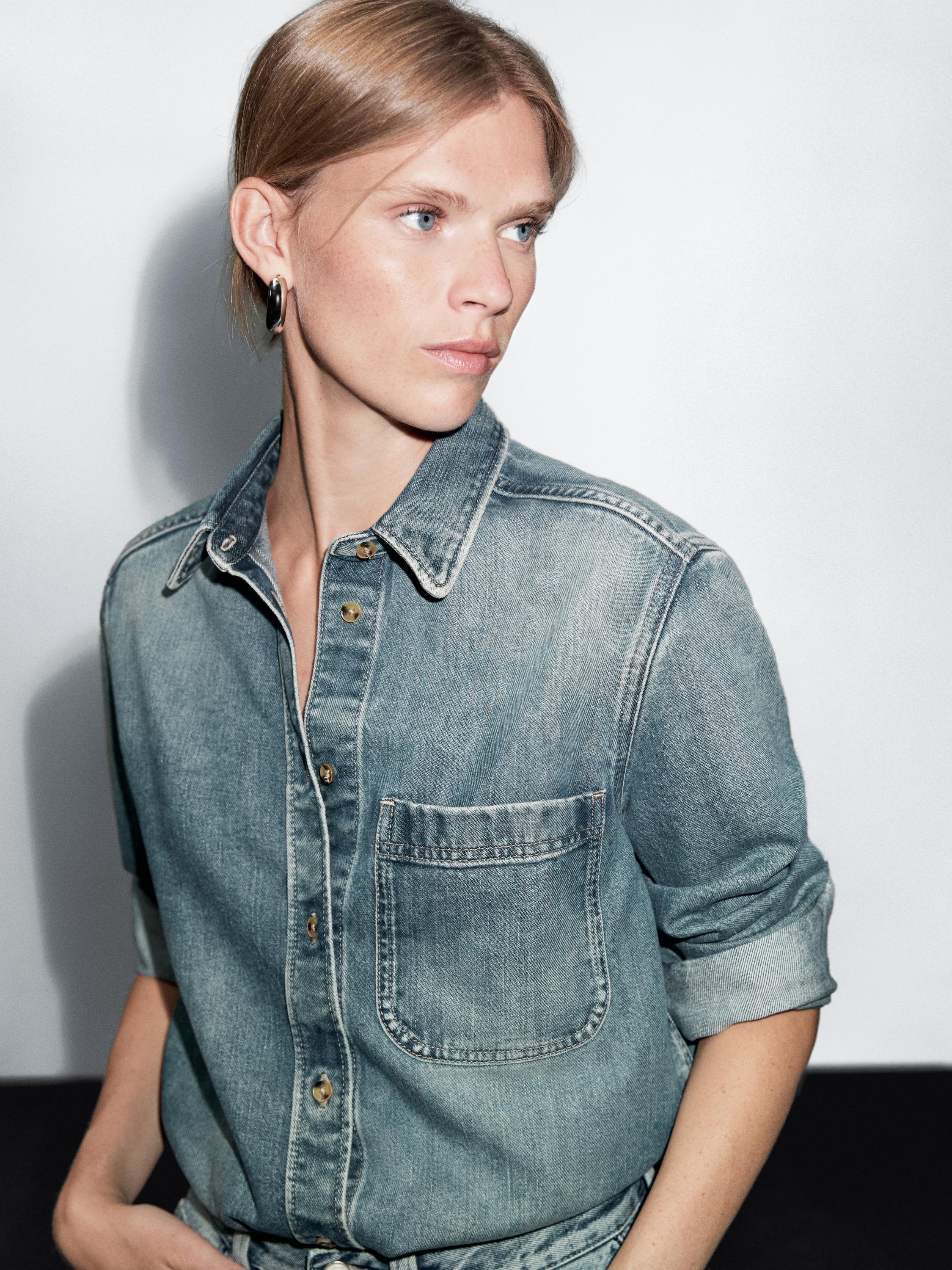 Loose-fitting denim shirt with pockets