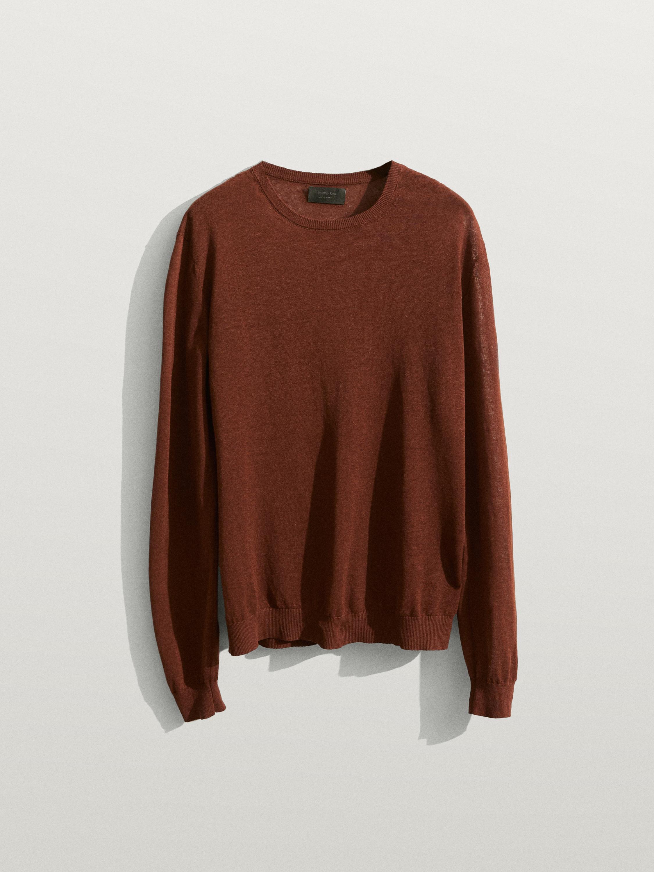 Vista frontal de jersey marrón con cuello redondo y mangas largas.