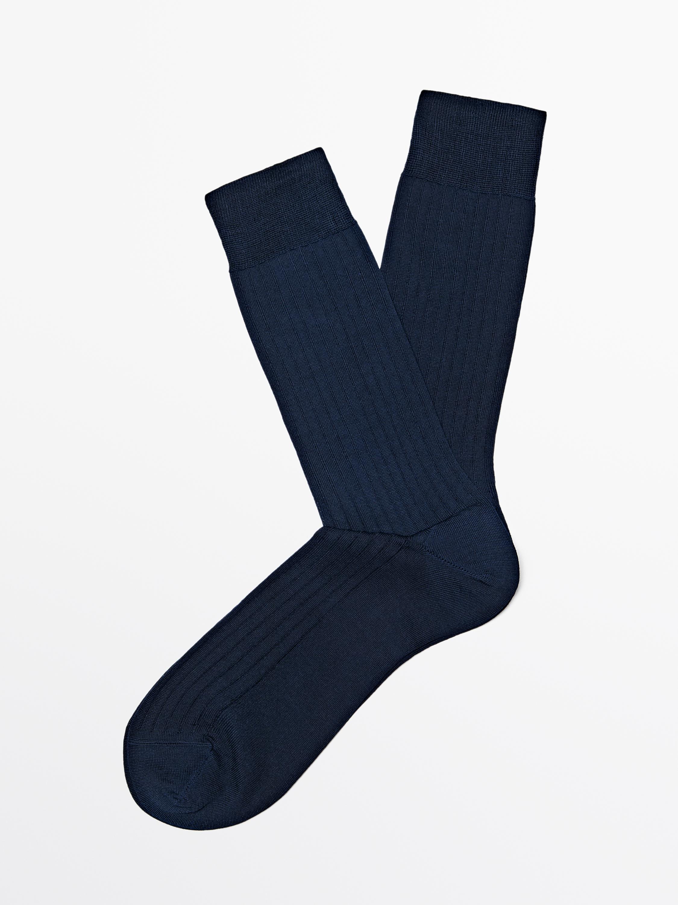 منظر أمامي لجوارب كحلية بتصميم مضلع وأطراف مطاطية.