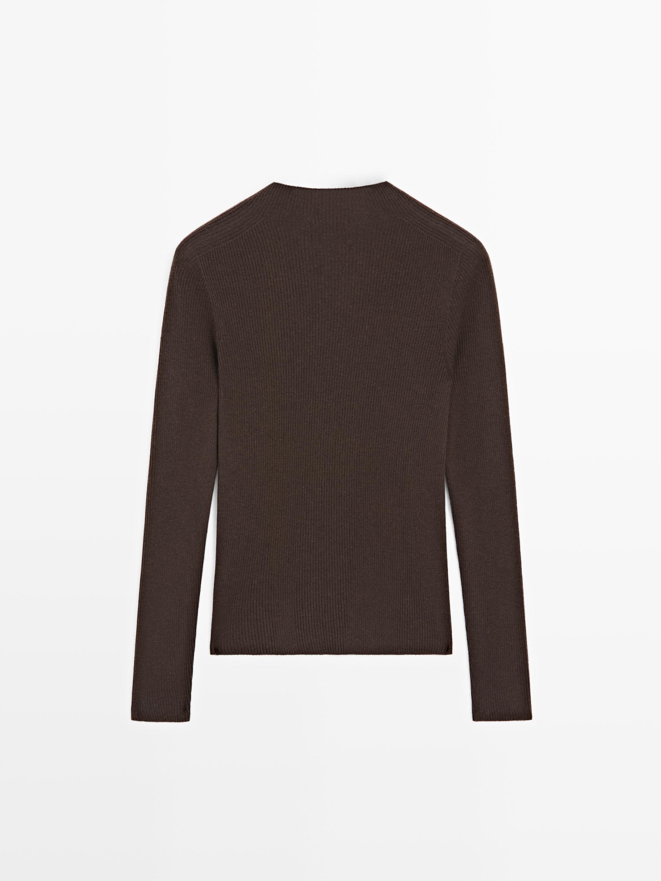 Ribbed knit mock turtleneck sweater — BROWN