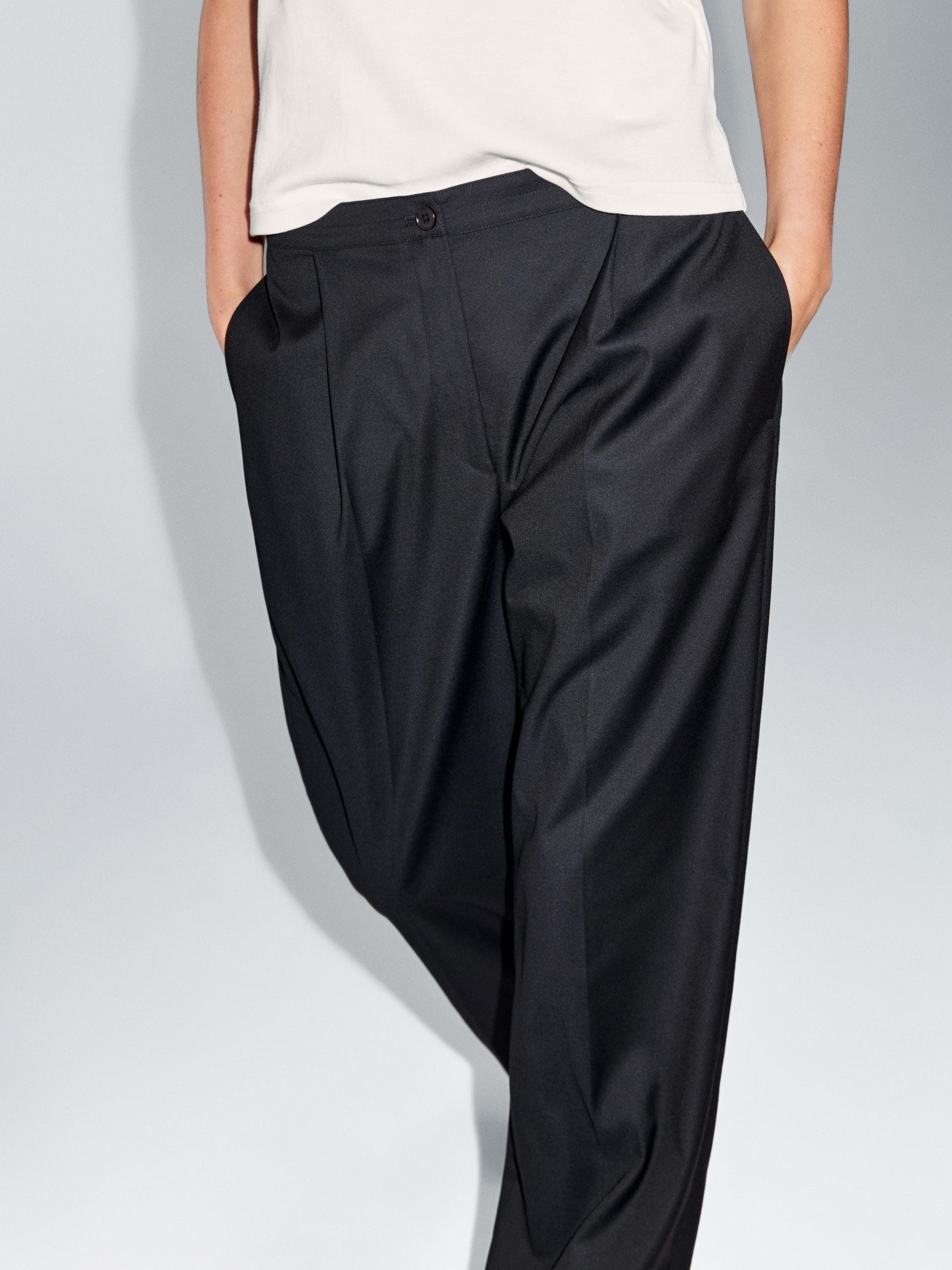 Dart trousers with elastic waistband