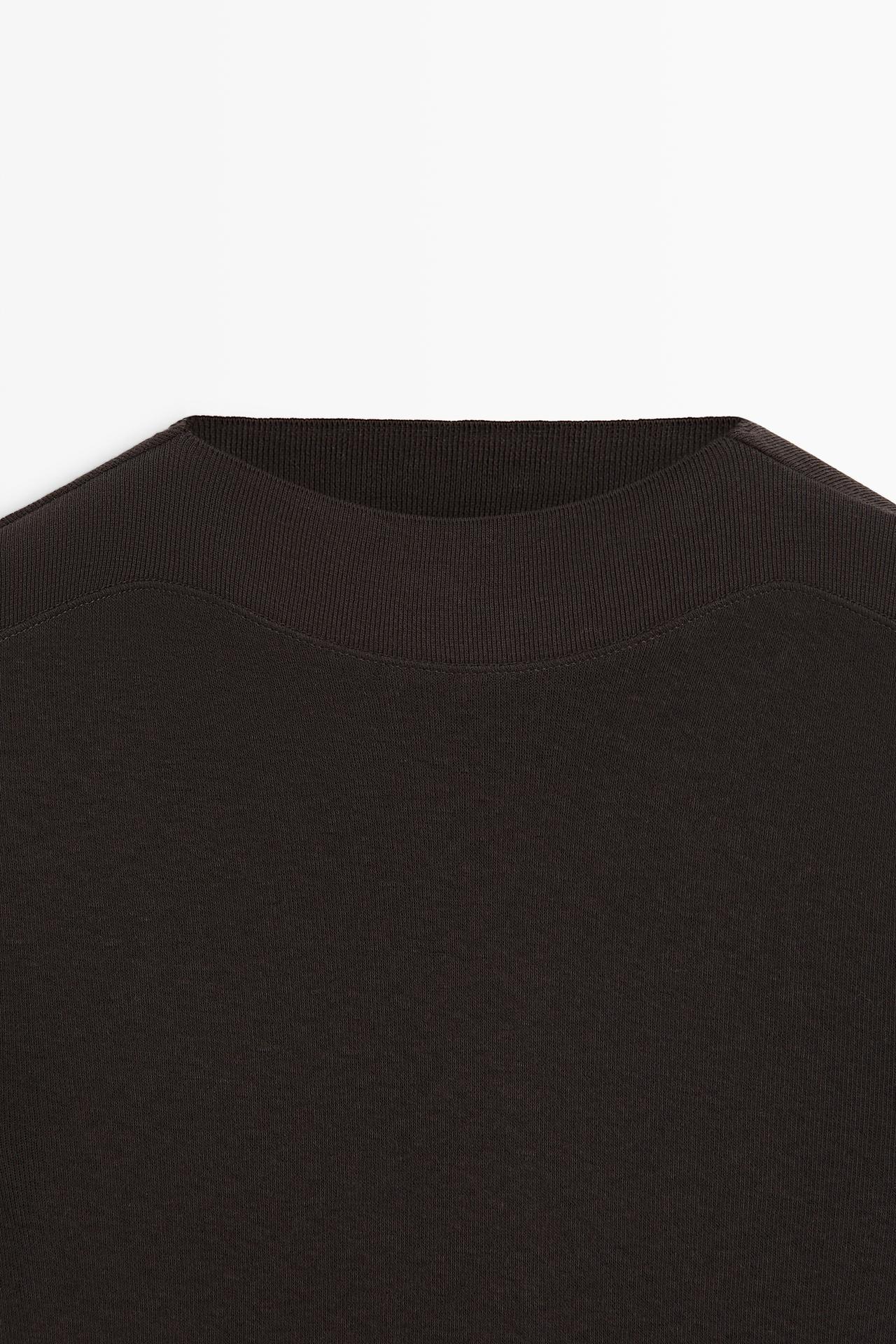 Mock neck elbow-sleeve T-shirt — MOLE BROWN