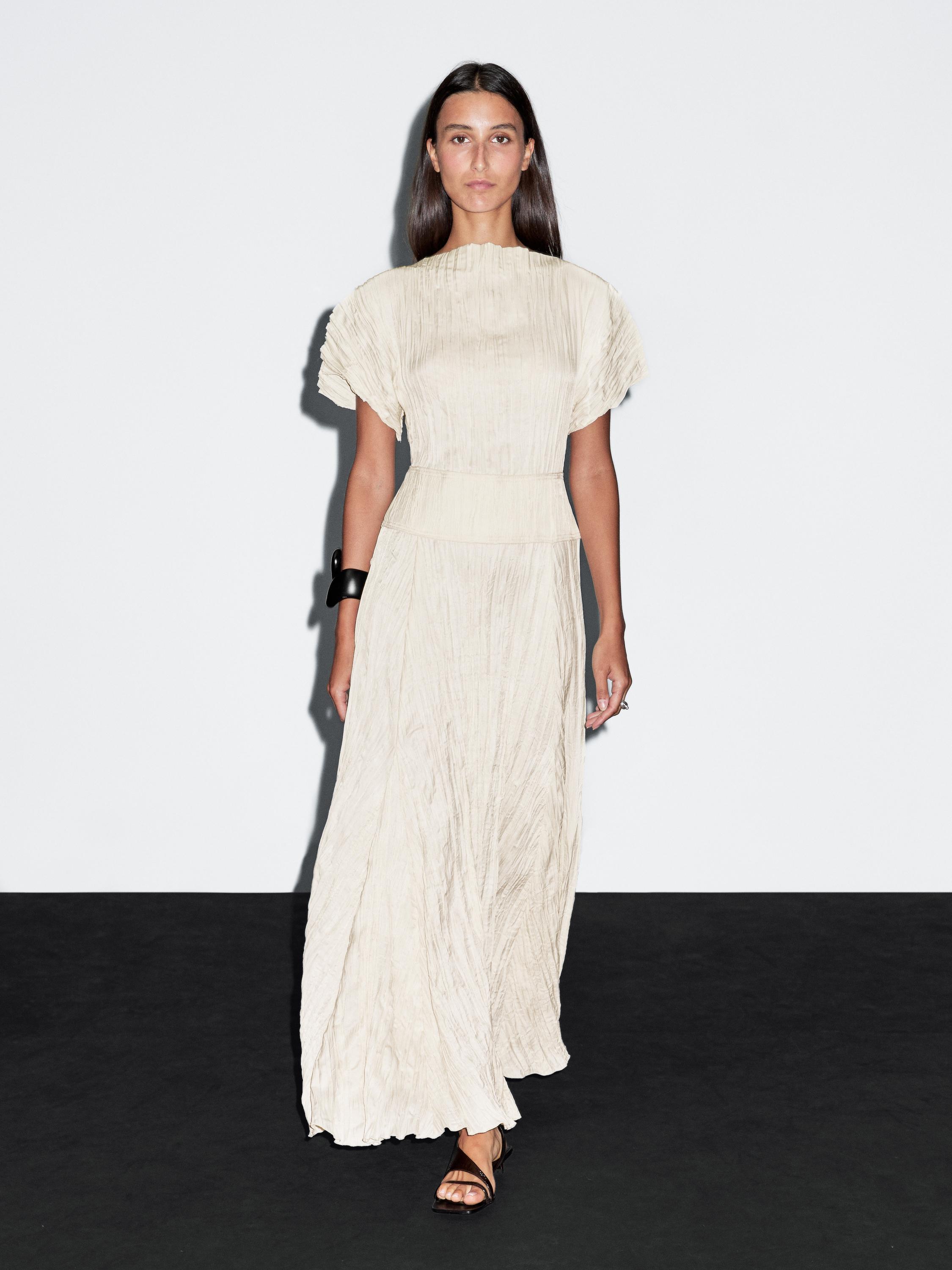 فستان طويل مفصل بكسرات وقطع غوديت