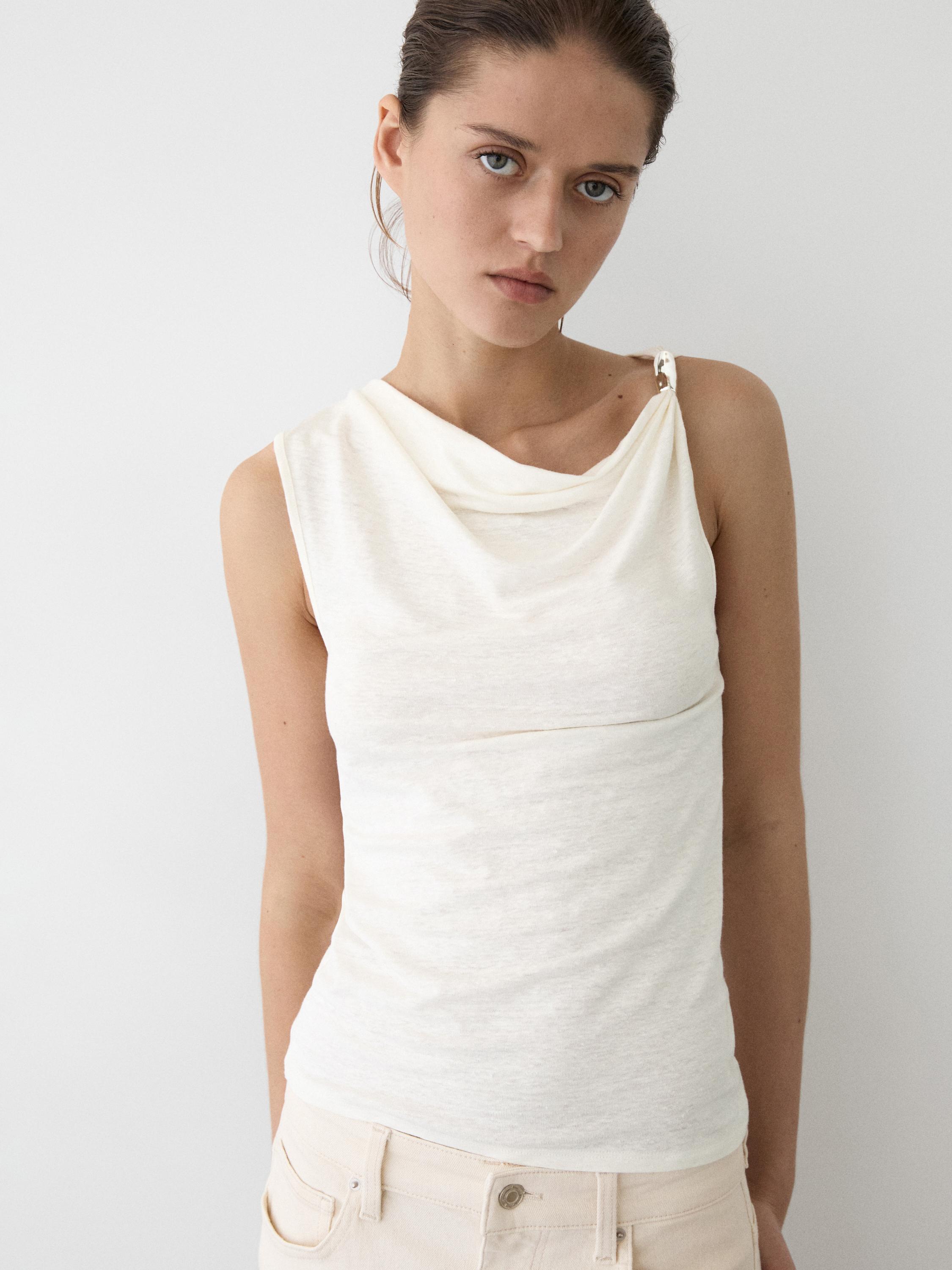 Top cuello drapeado detalle joya