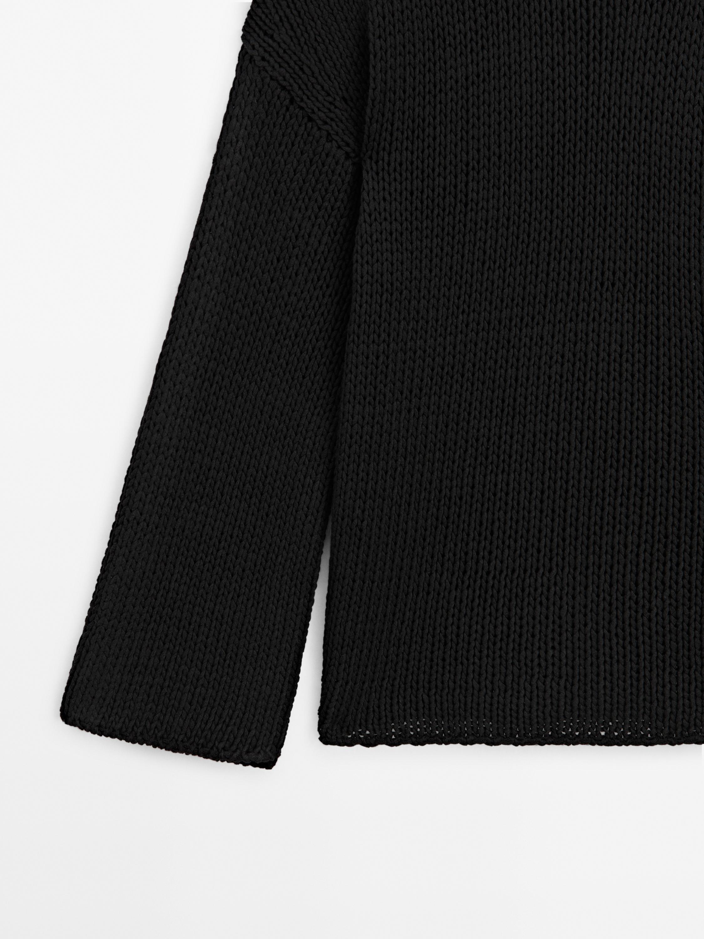 Crew neck knit sweater