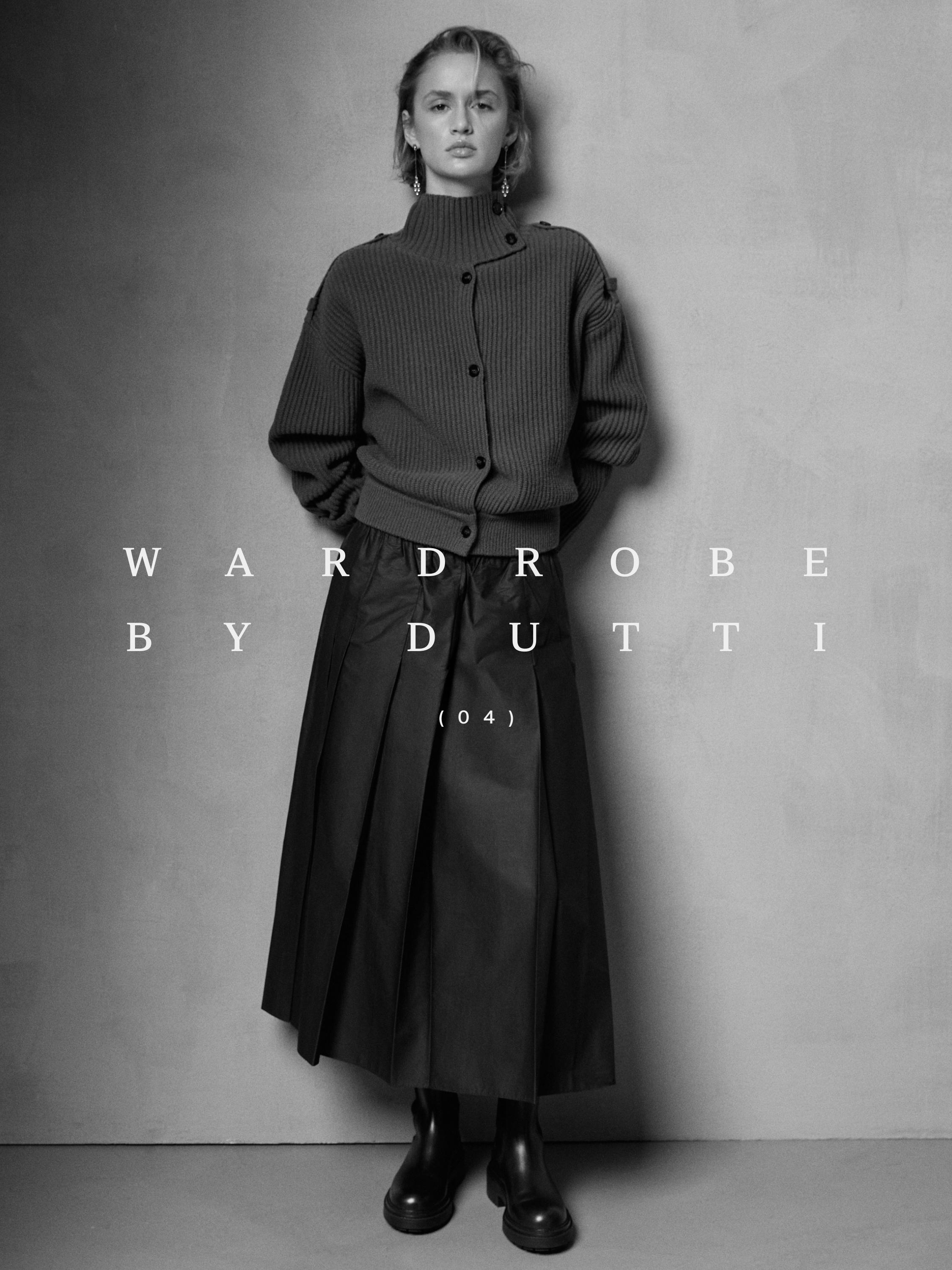 Conjunto de cárdigan con botones y cuello alto, falda larga con pliegues y botas negras. Texto "WARDROBE BY DUTTI (04)".
