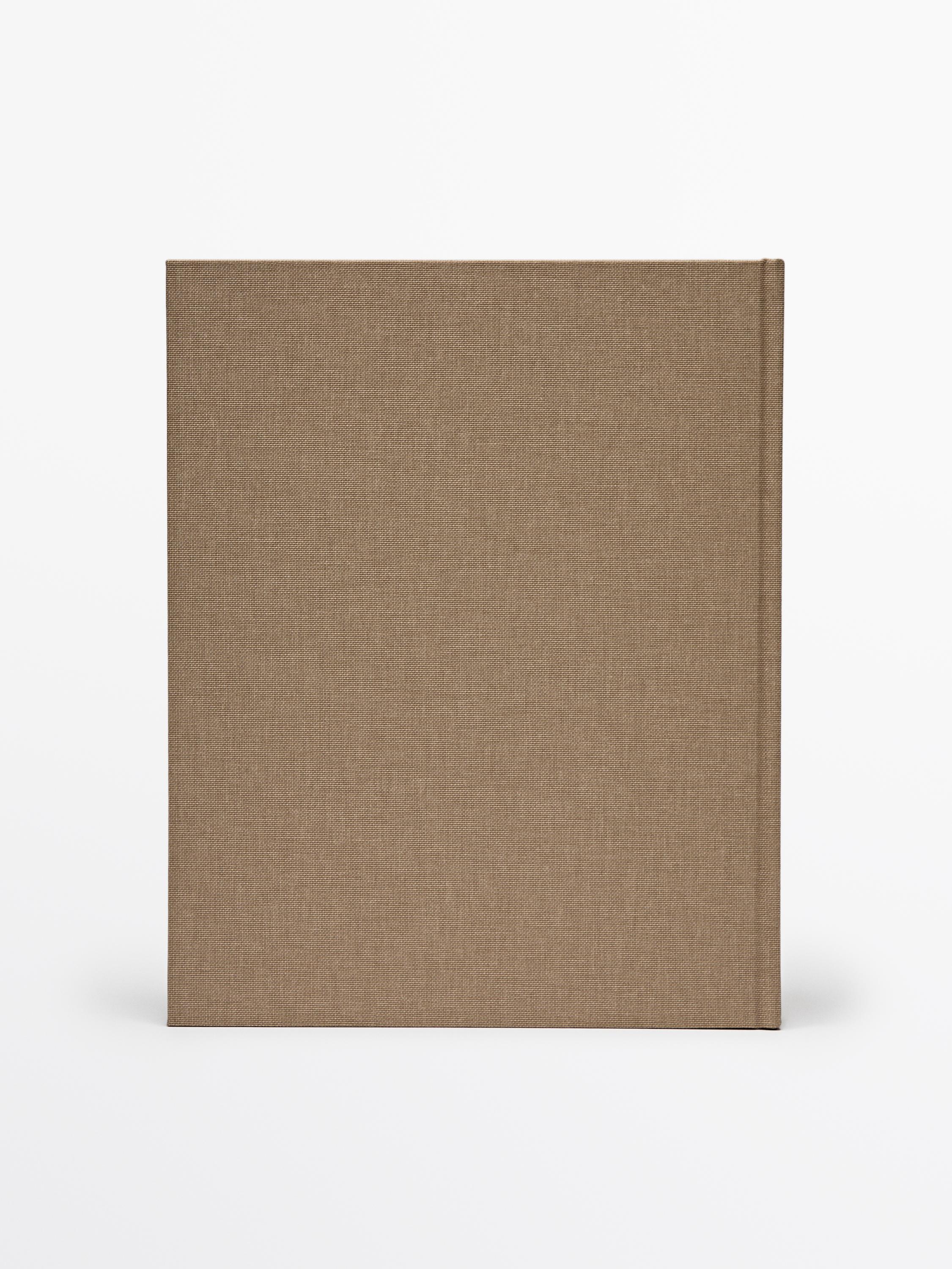 Vista frontal da capa de um livro de cor castanho claro.