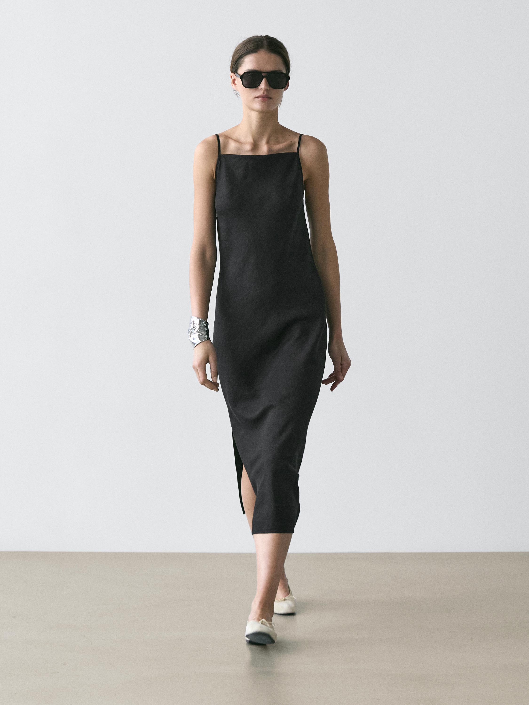 Pikk must kleit peenikeste õlapaeltega ja küljelõikega.