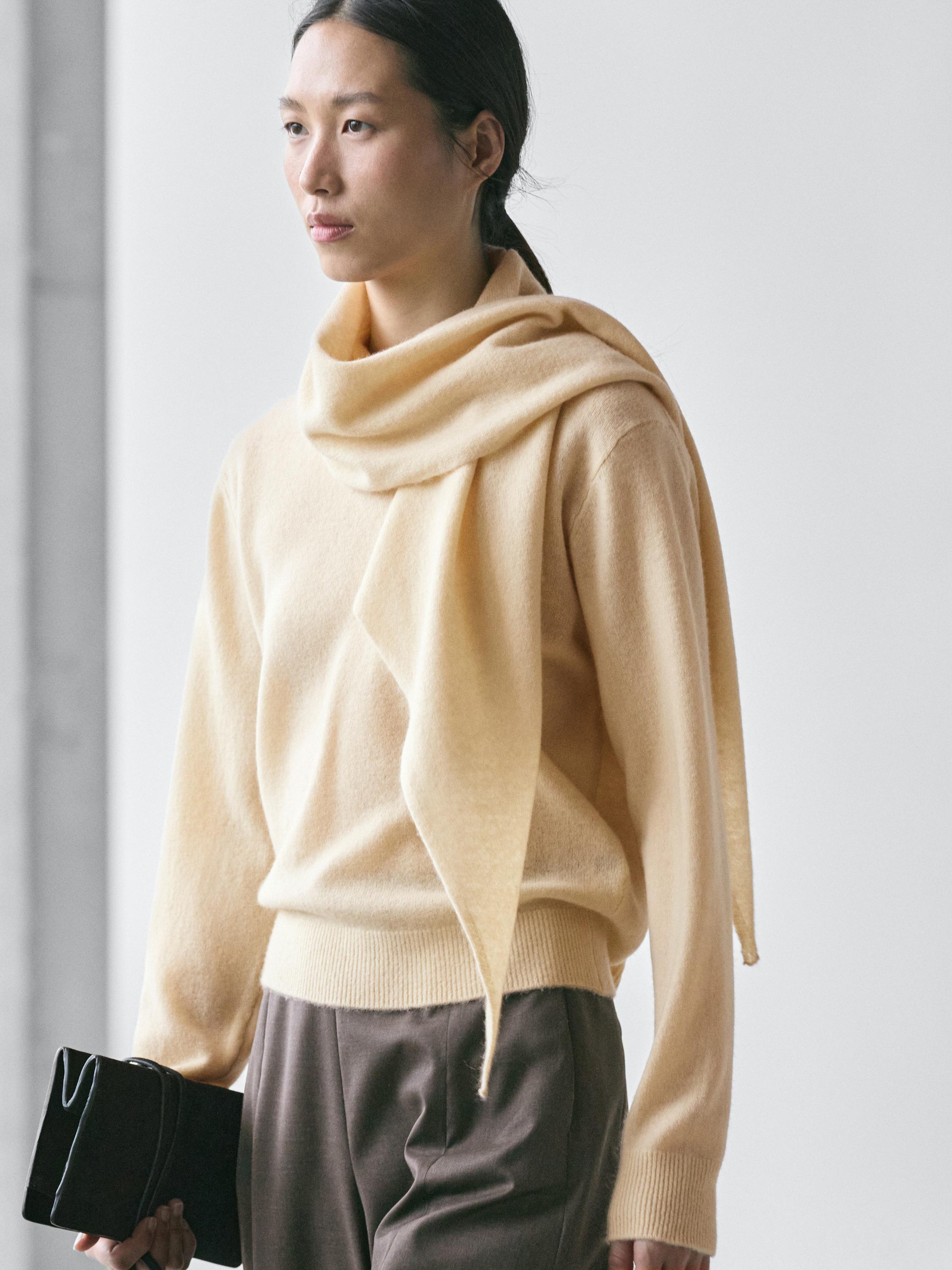 Dzianinowy sweter z chustką ze 100% wełny