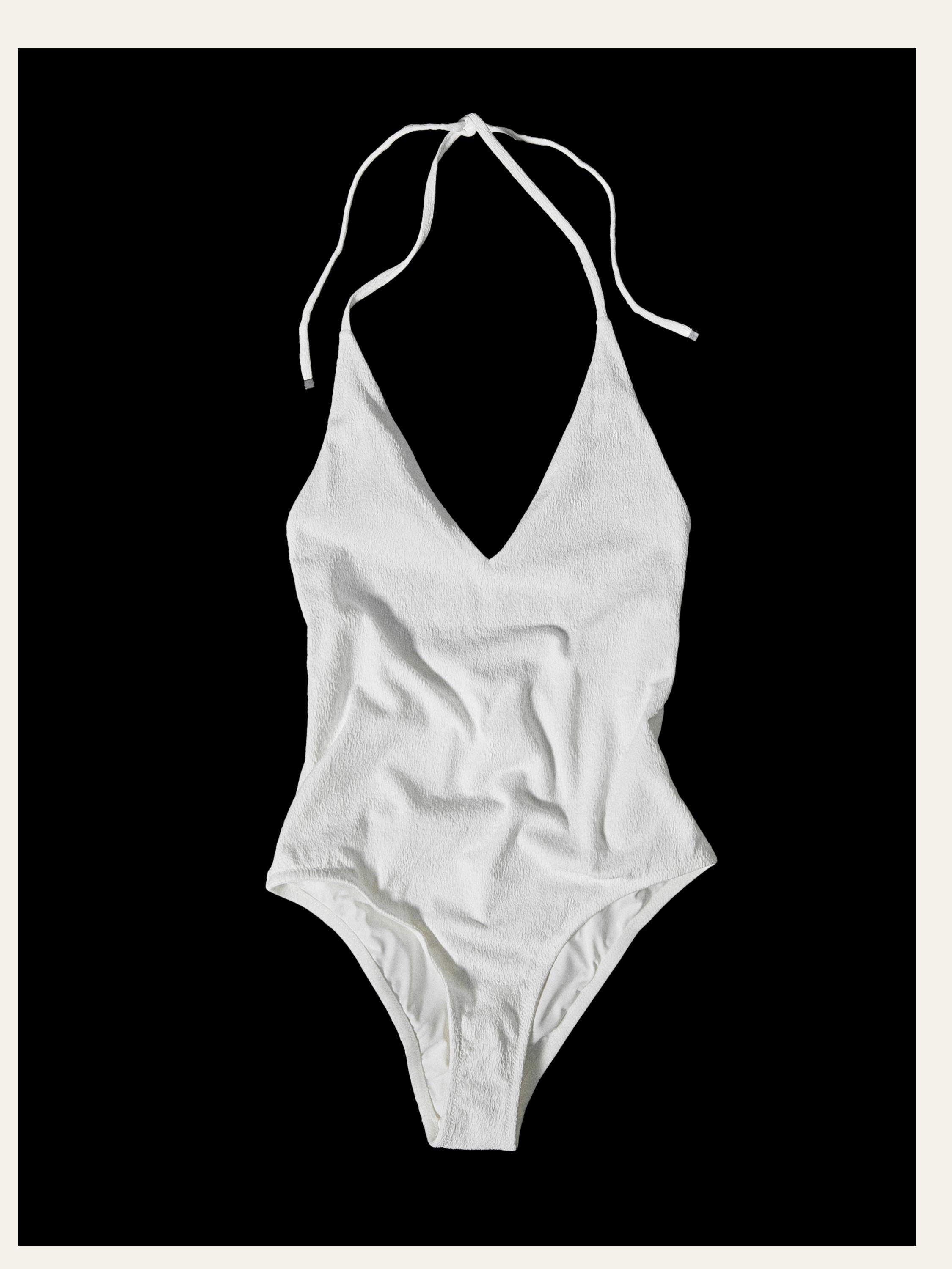 Dokulu, kırık beyaz mayo önden görünüm, V yaka ve boyundan bağlamalı ince askılar.