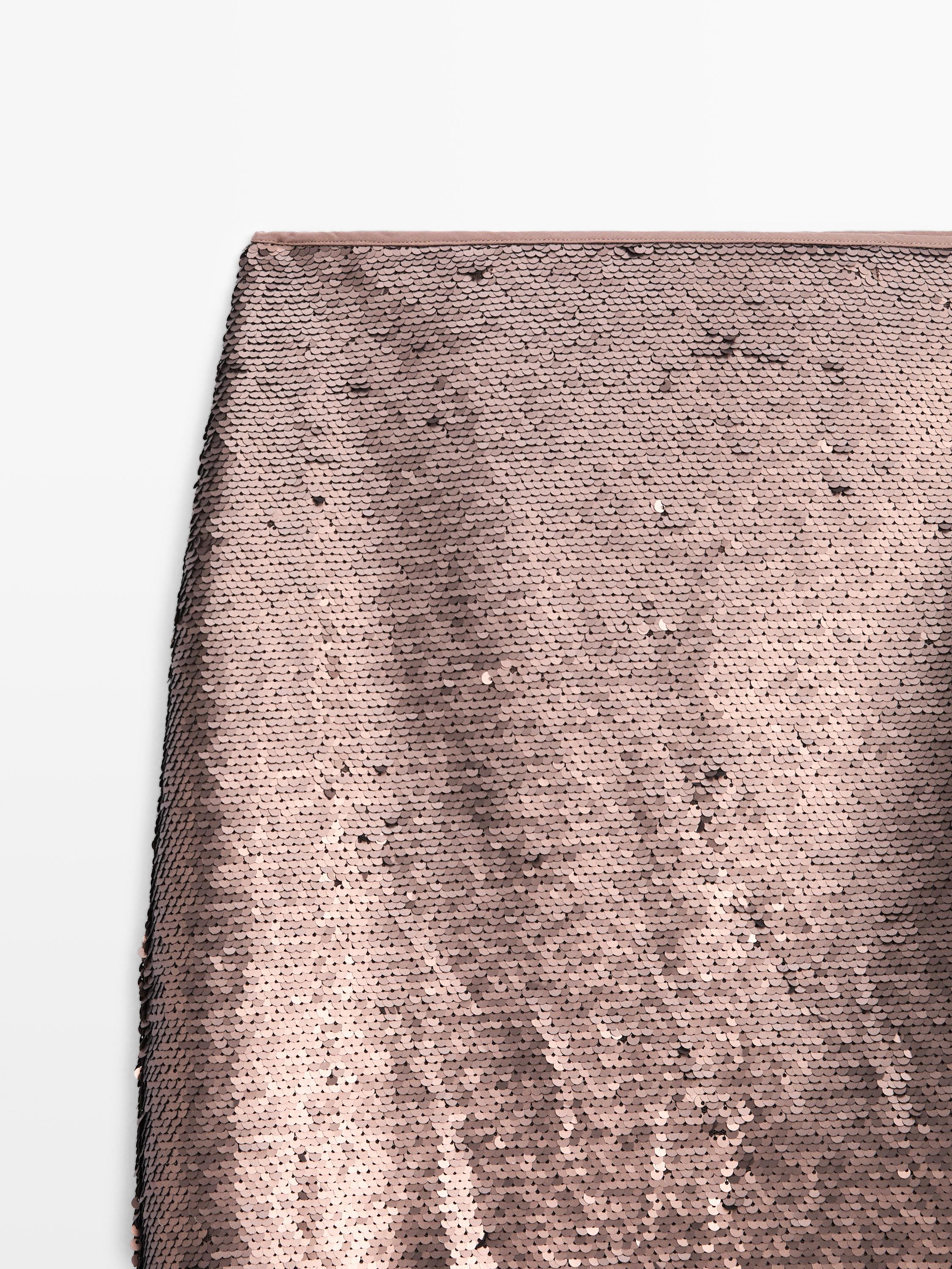 Короткая матовая юбка с пайетками