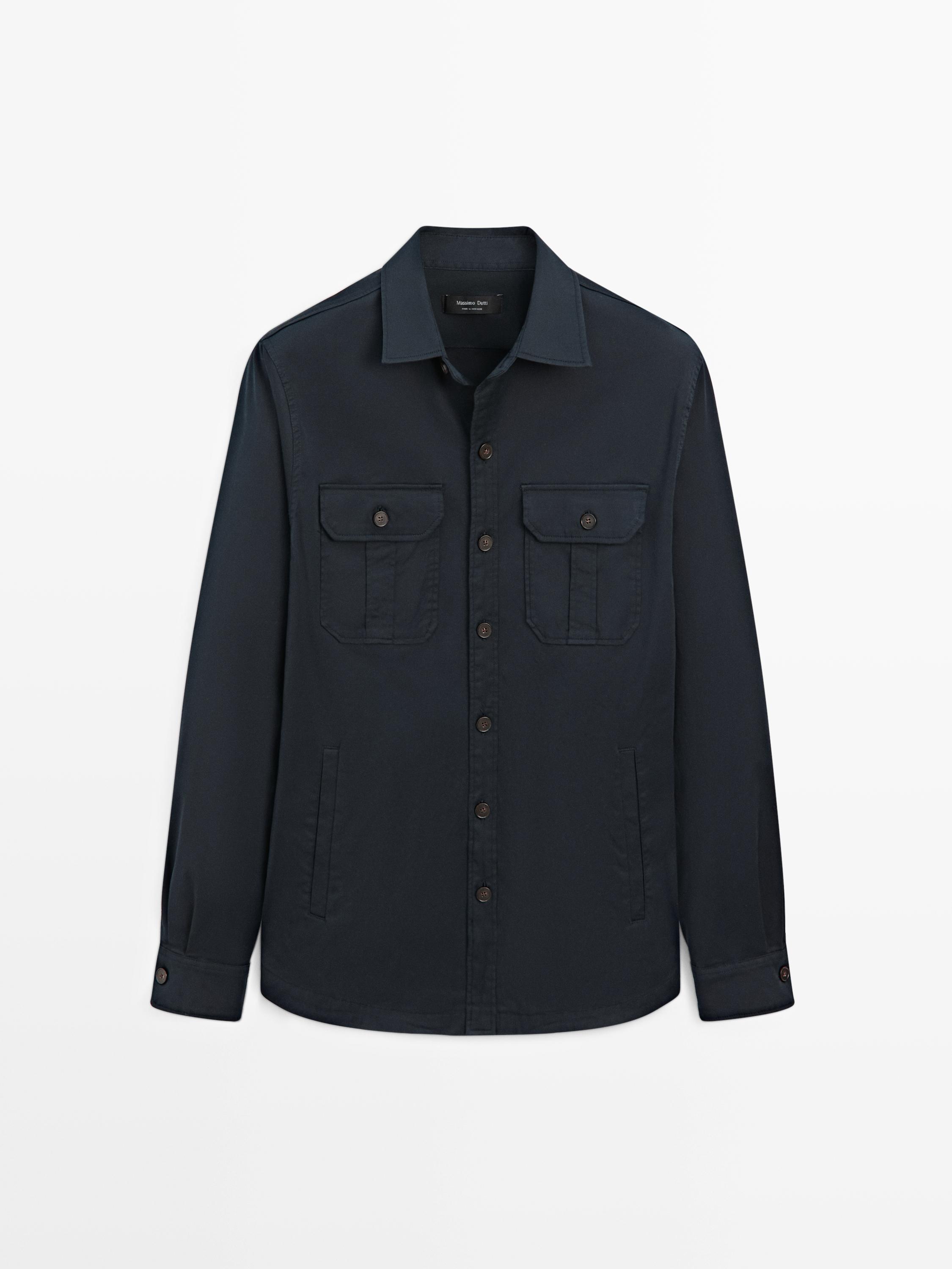 Lacivert renkte, kapaklı ön cepli ve kahverengi düğmeli ceket gömleğin önden görünümü.