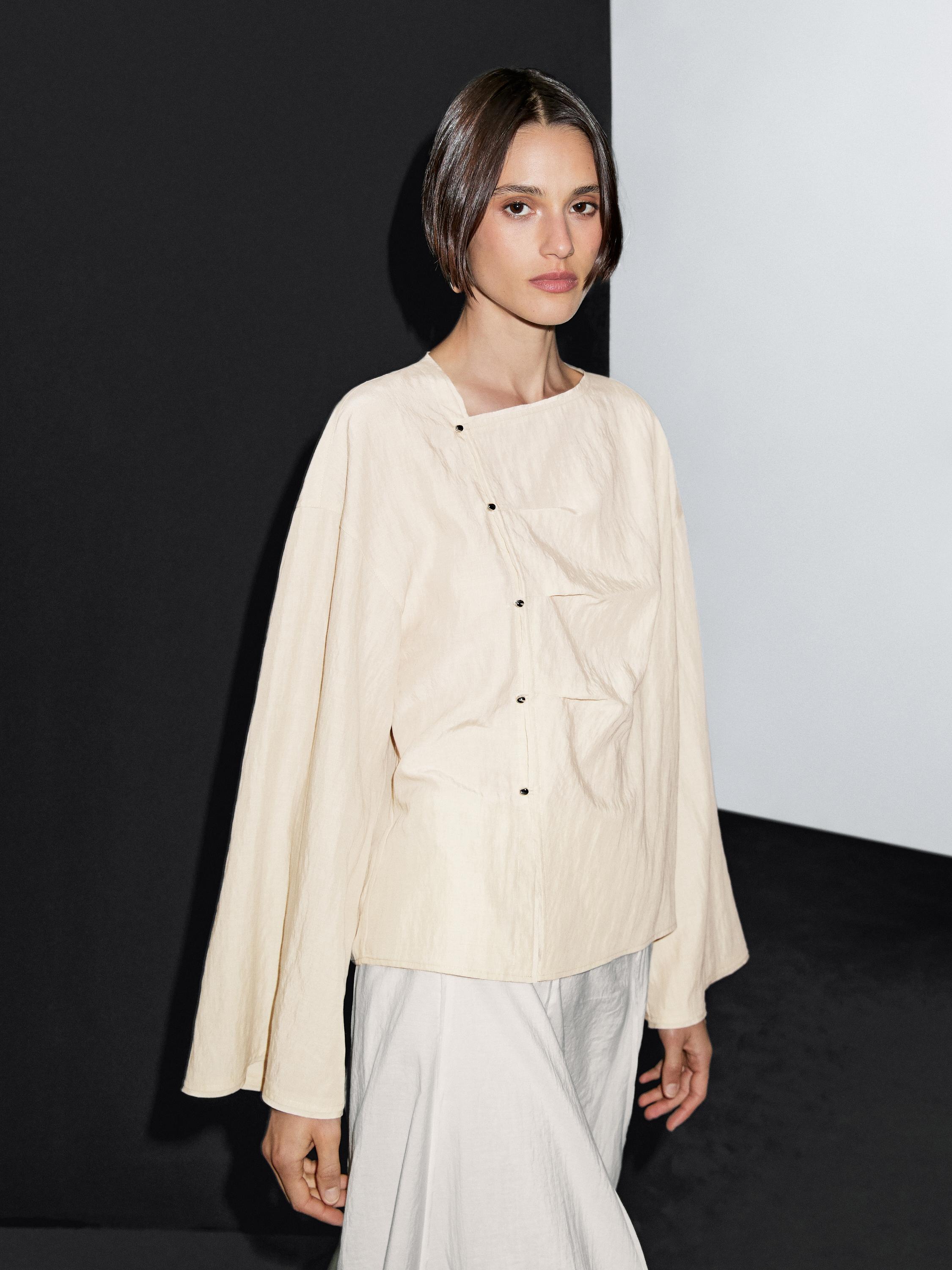 Bluse mit langen Ärmeln und seitlicher Knopfleiste