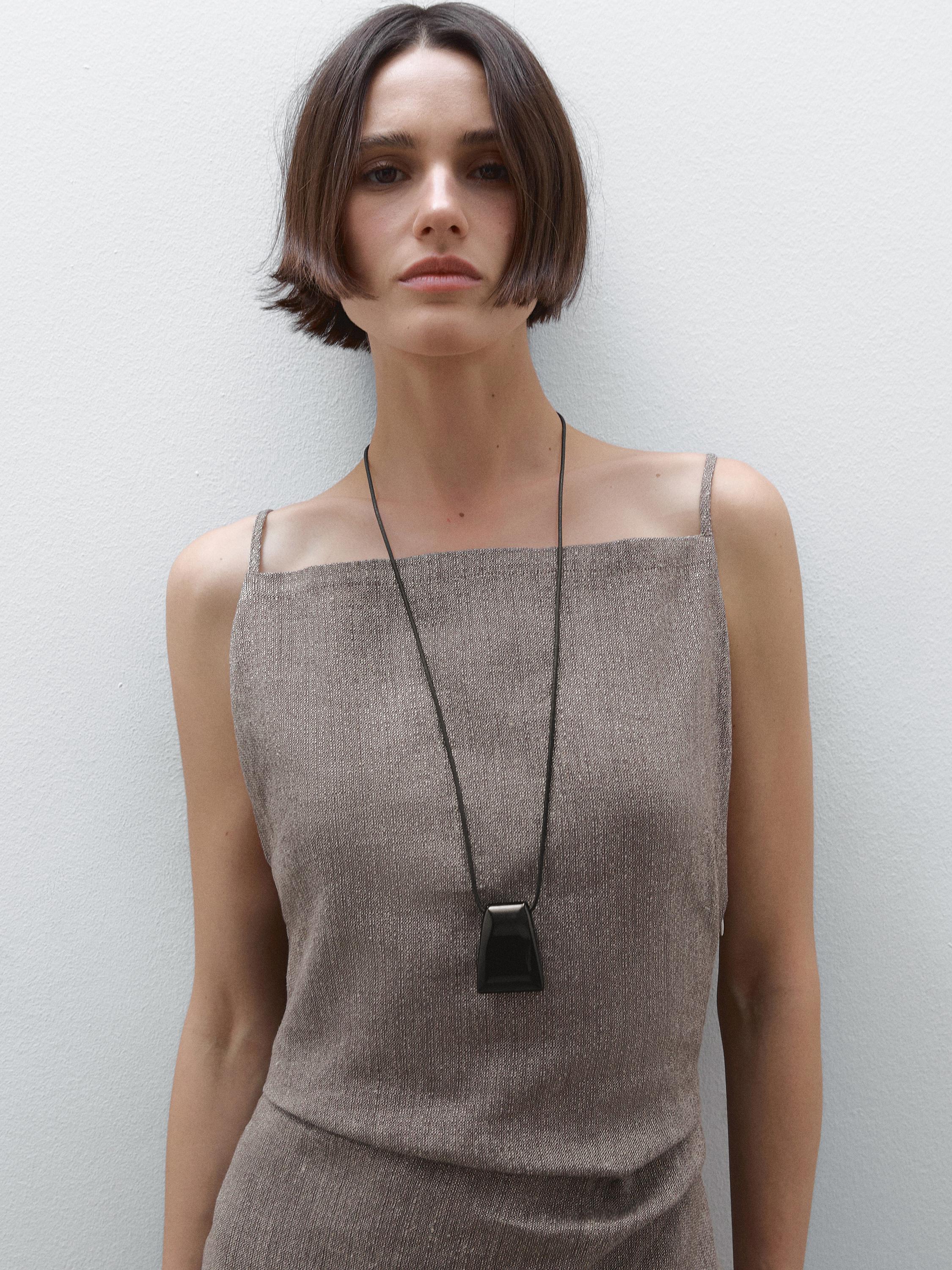 عقد بحبل مزين بحجر طبيعي