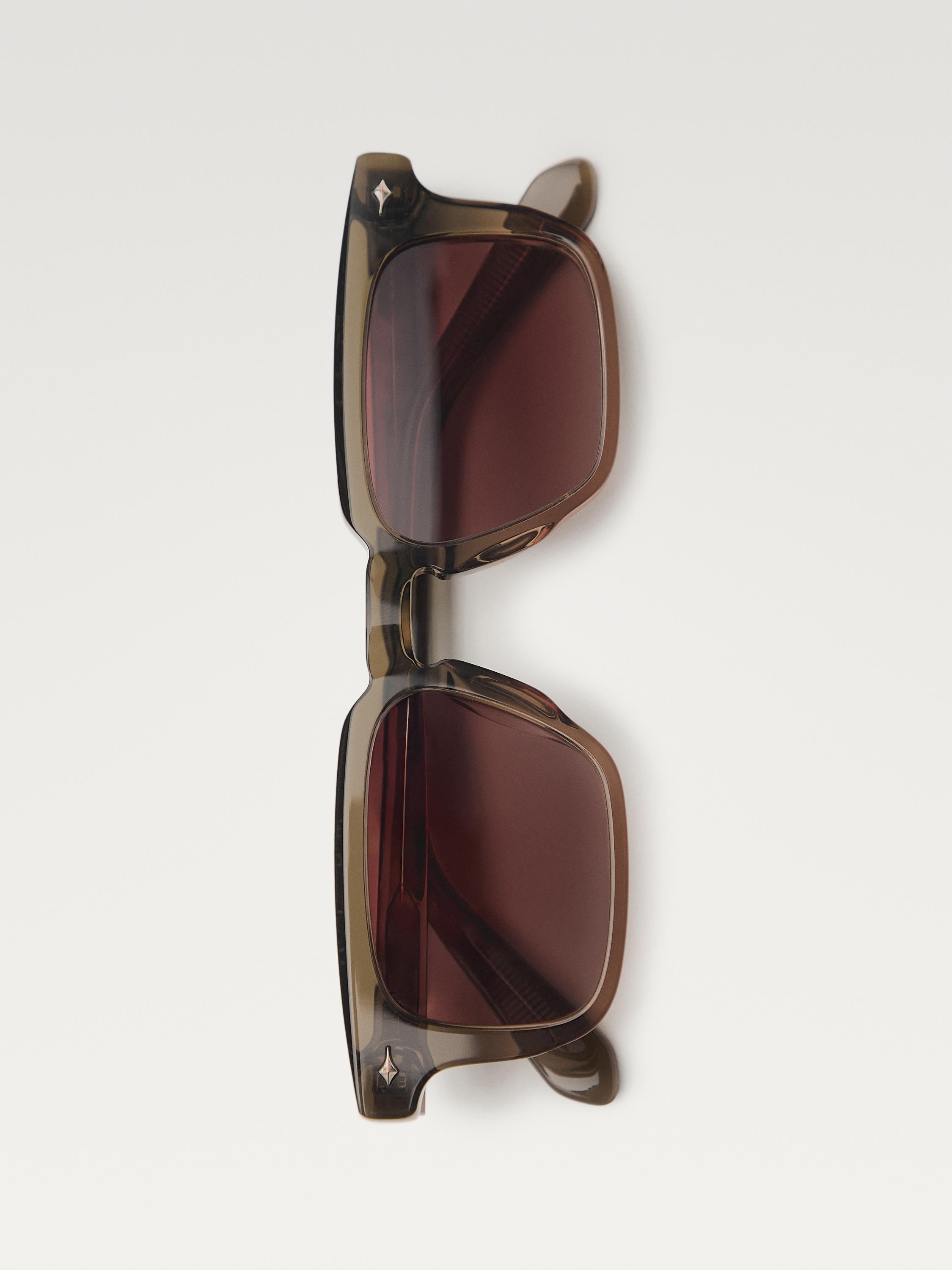 Koyu renk camlı ve kare çerçeveli, vizon rengi güneş gözlüklerinin önden görünümü.