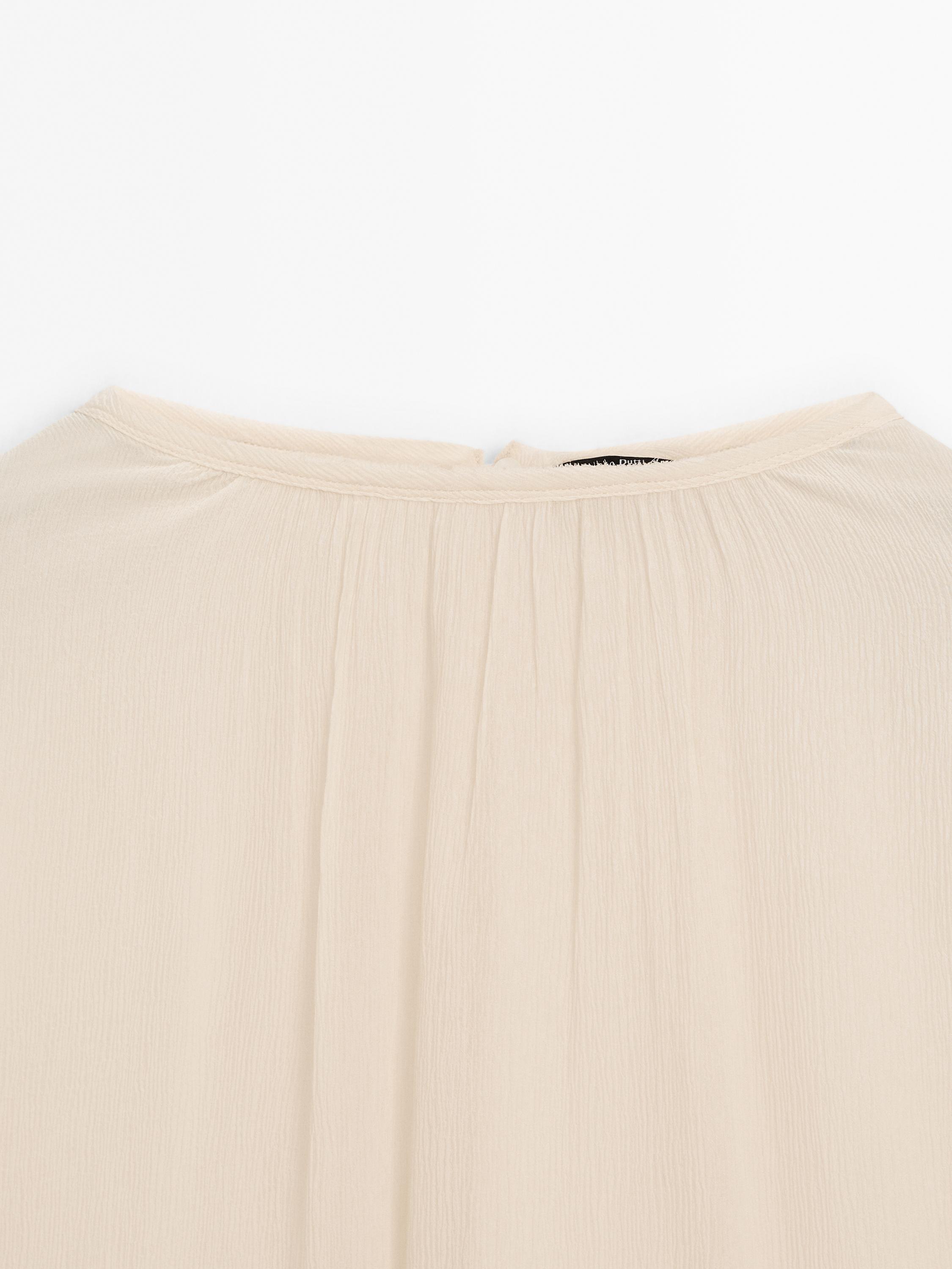 Flowing shirt with ruffles