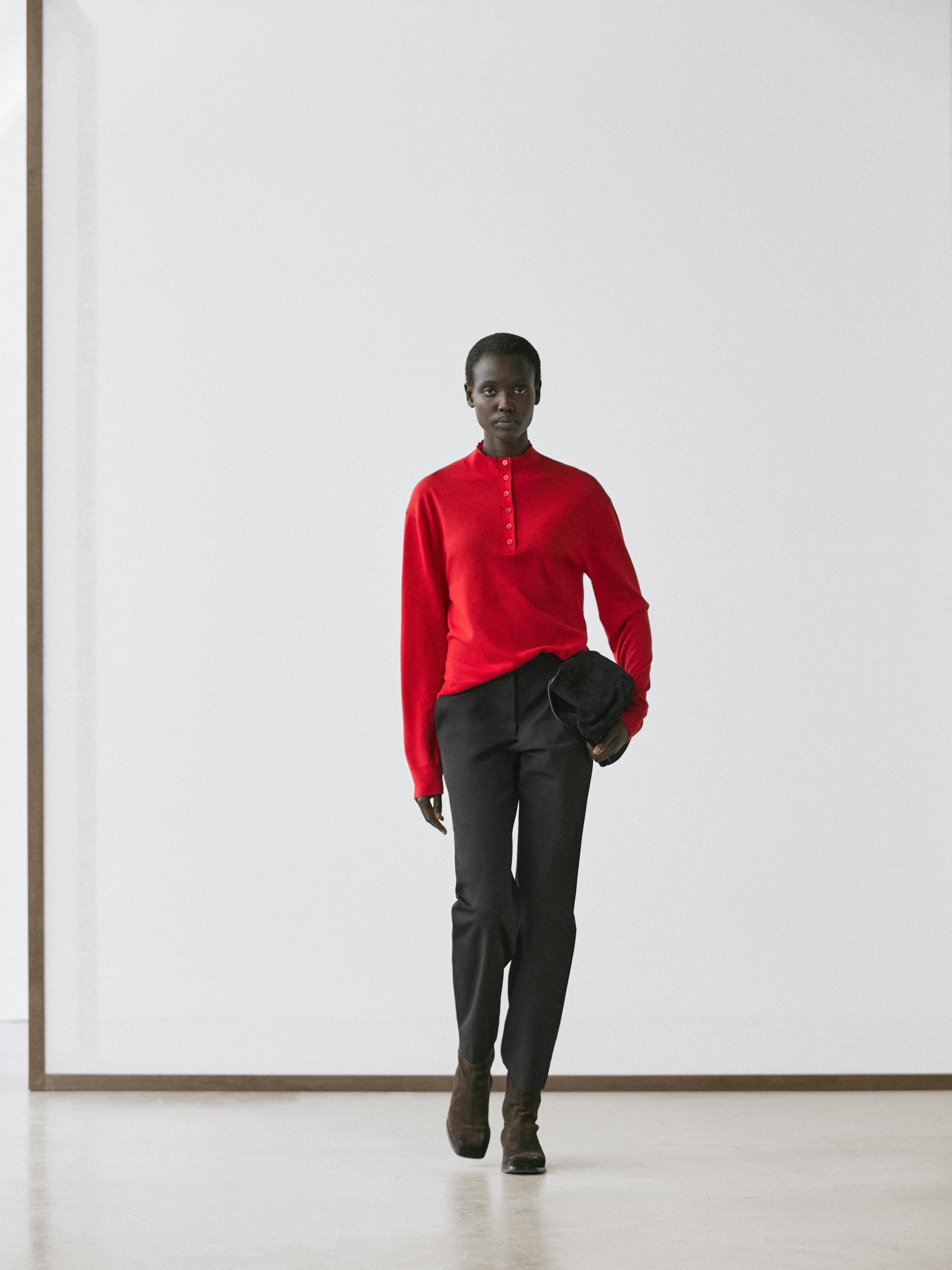 Ensemble pantalon noir straight fit et chemise rouge boutonnée sur le devant.