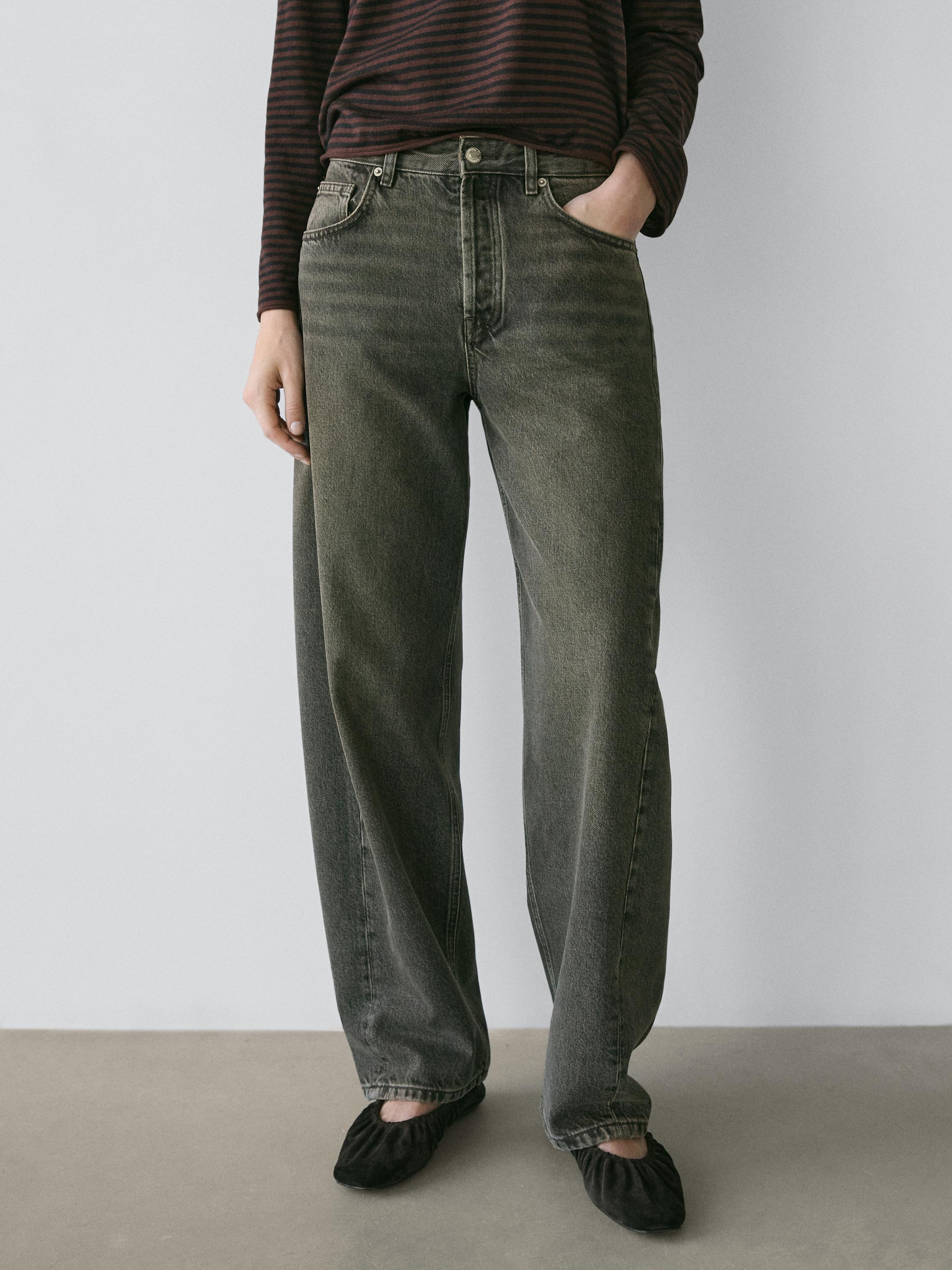 Balloon fit e tiro ertaineko jeans gris natural multzoa, alboko eta atzeko poltsikoekin.