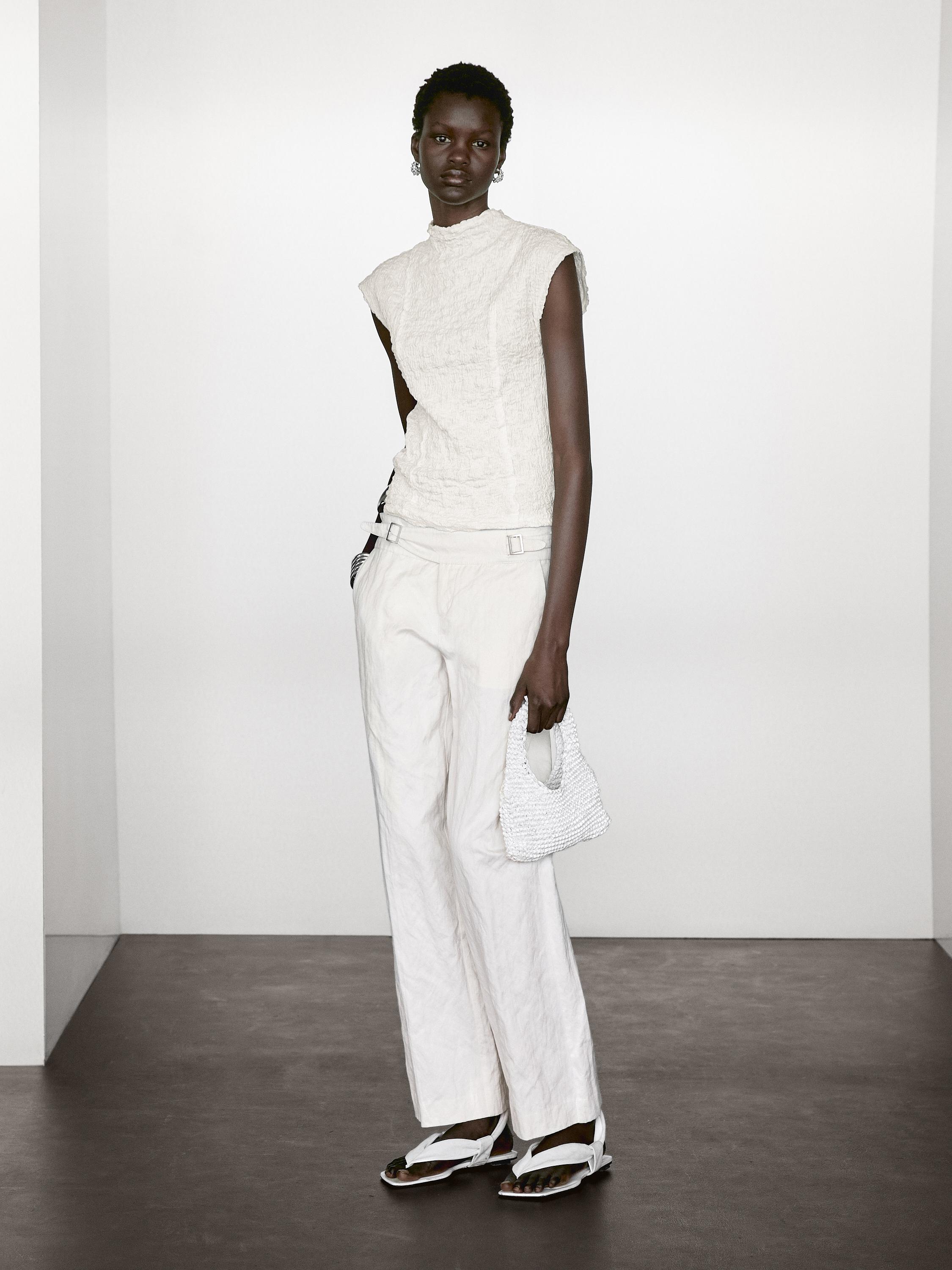 Top sin mangas detalle fruncido