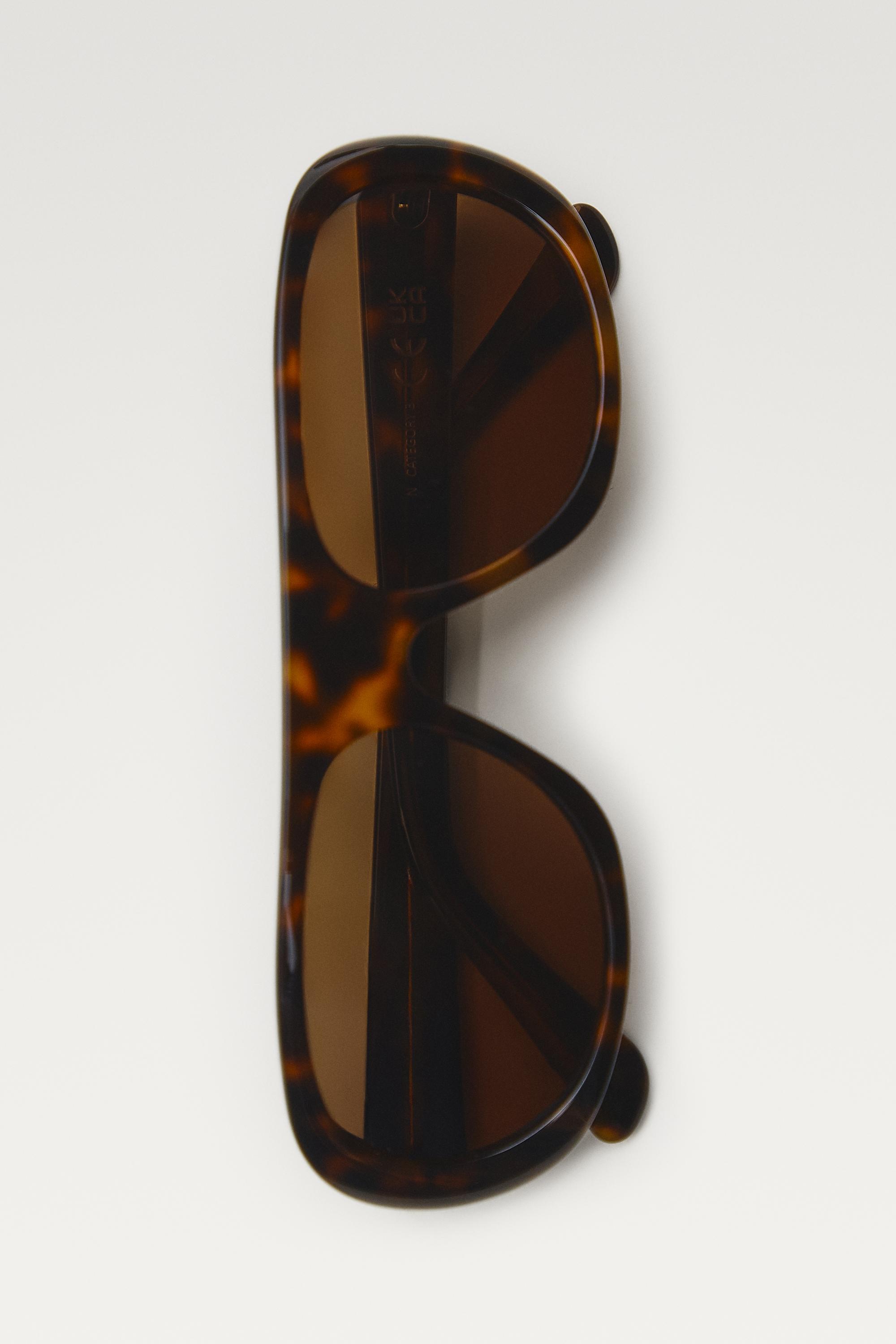 Oval tortoiseshell-effect sunglasses — BROWN