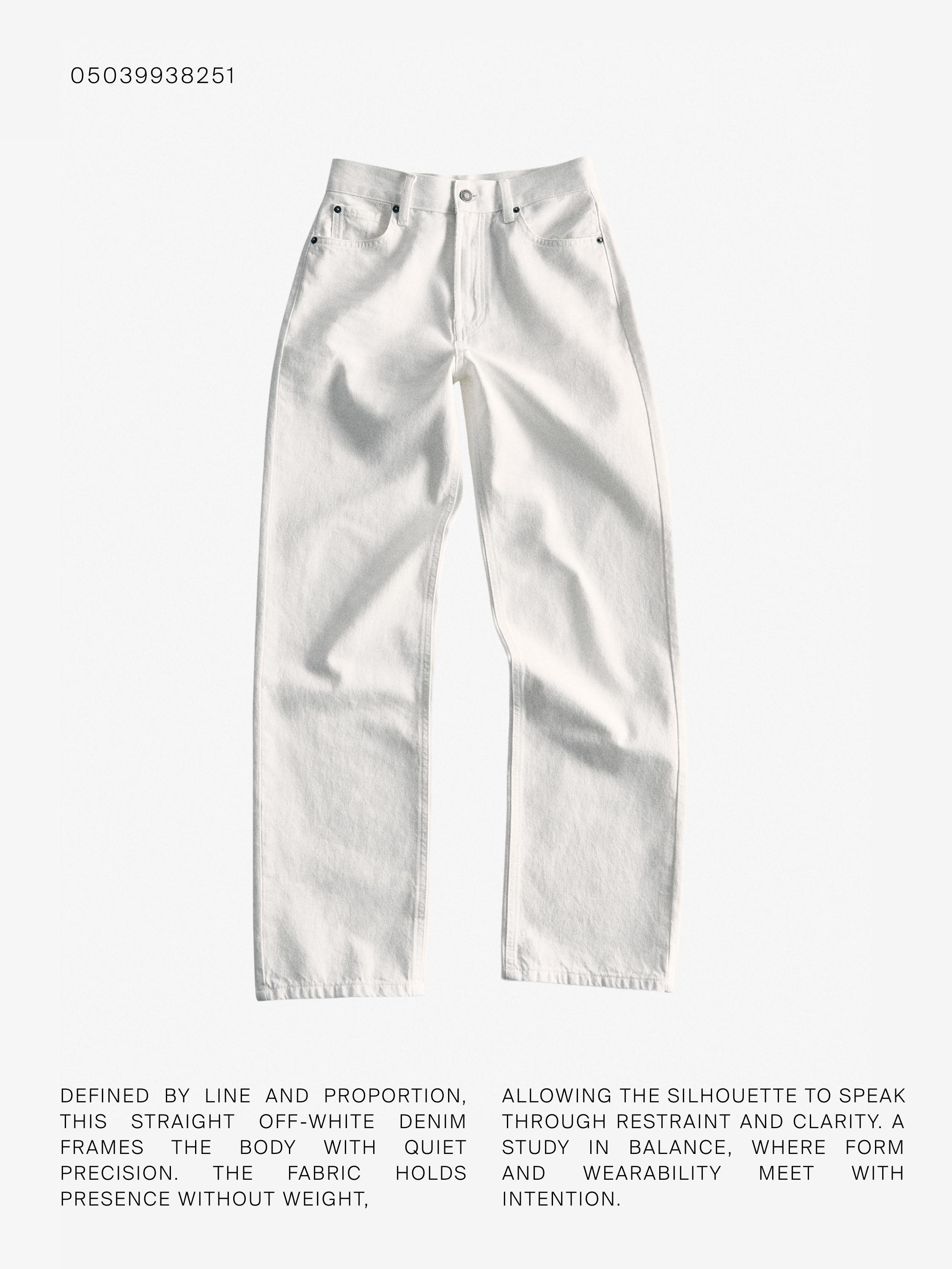 Pamje ballore e xhinseve të bardha të grisura, straight fit, me bel të lartë, me xhepa përpara dhe prapa.