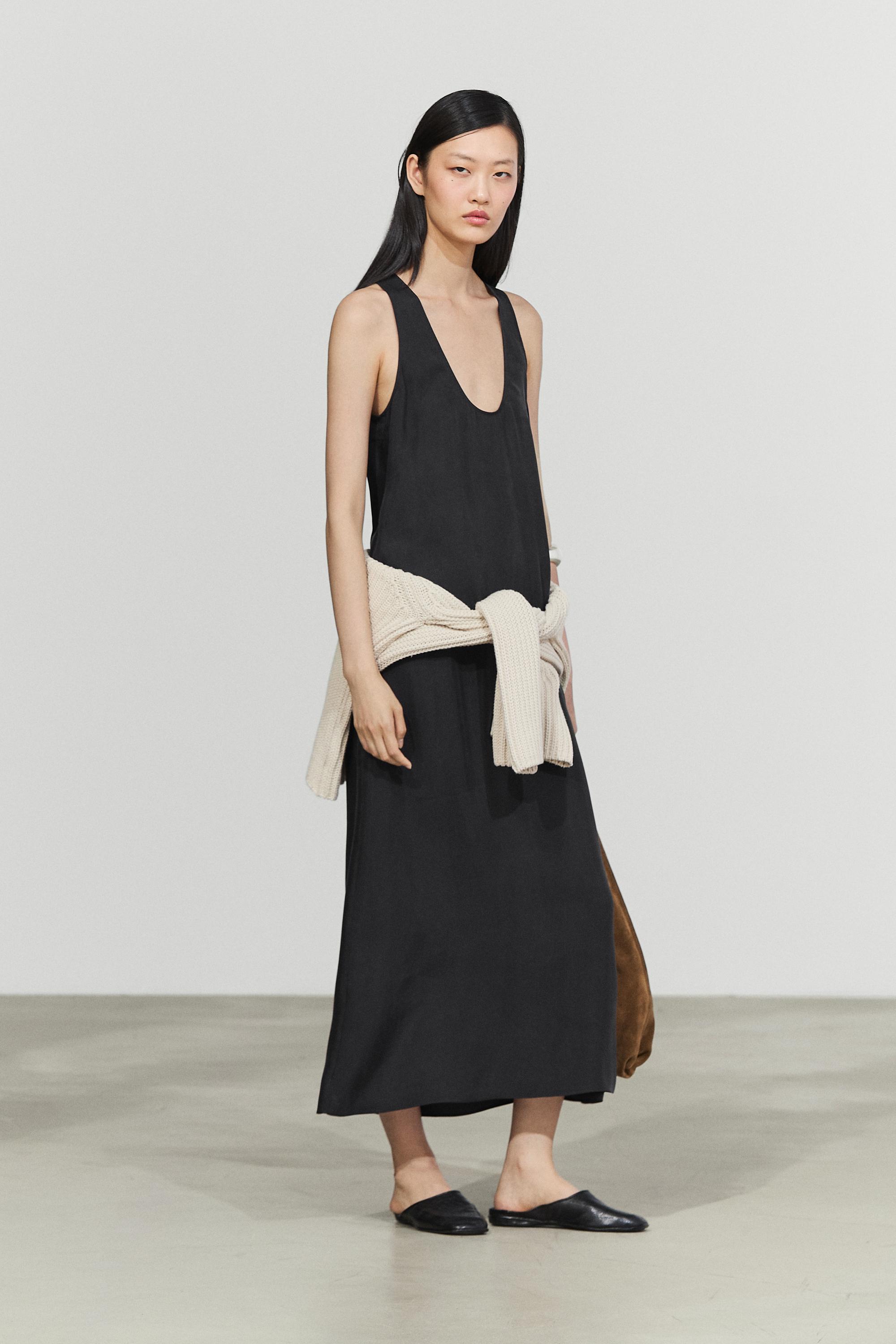 Flowing midi dress with round neckline — BLACK