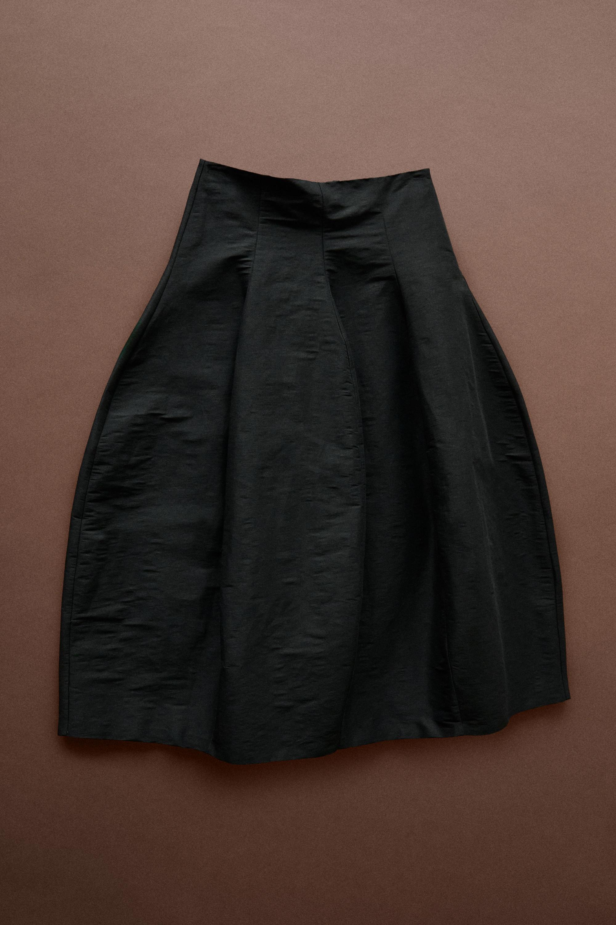 Flowing Seamed Midi Skirt - STUDIO — BLACK