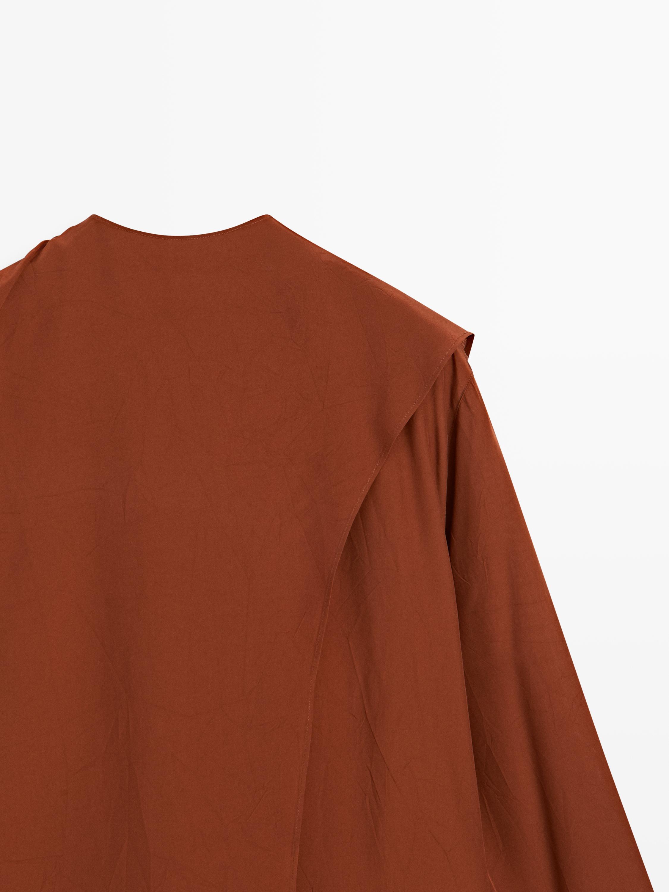 Flowing blouse with tied neck