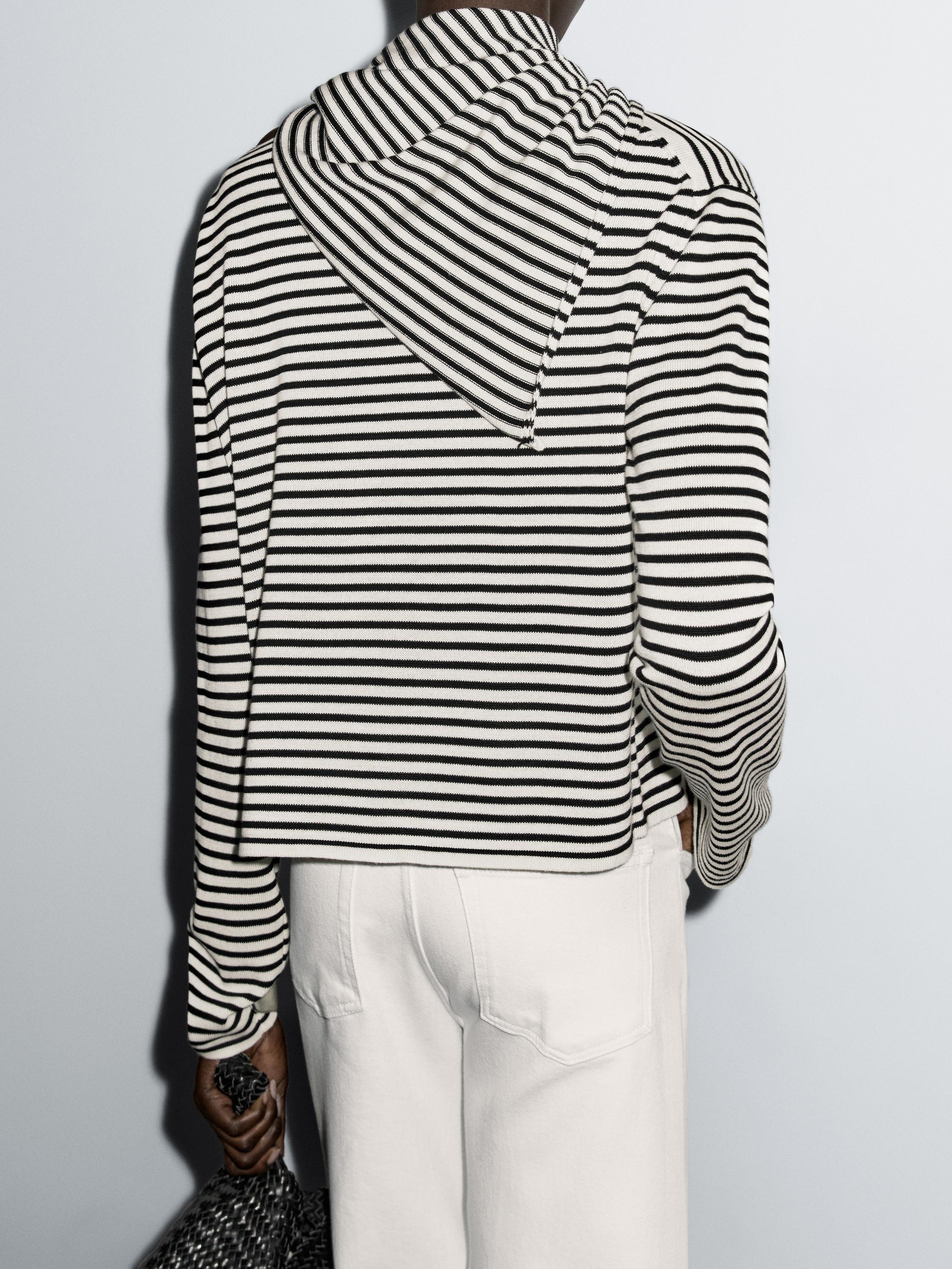 Striped sweater with bandana