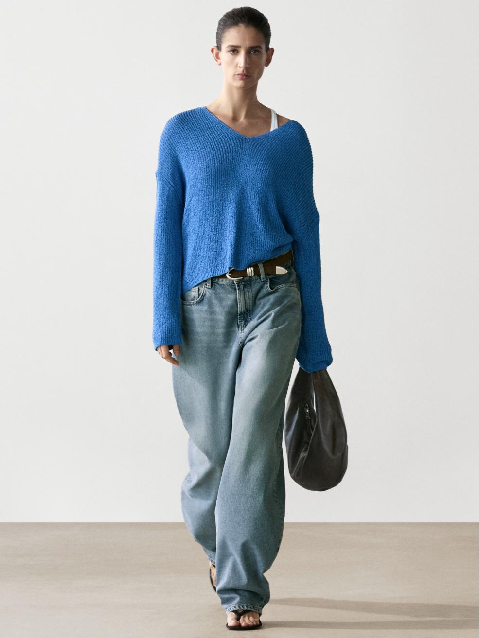 Πλεκτό σετ σε μπλε ρουά χρώμα με V λαιμόκοψη και φαρδύ μπλε τζιν.